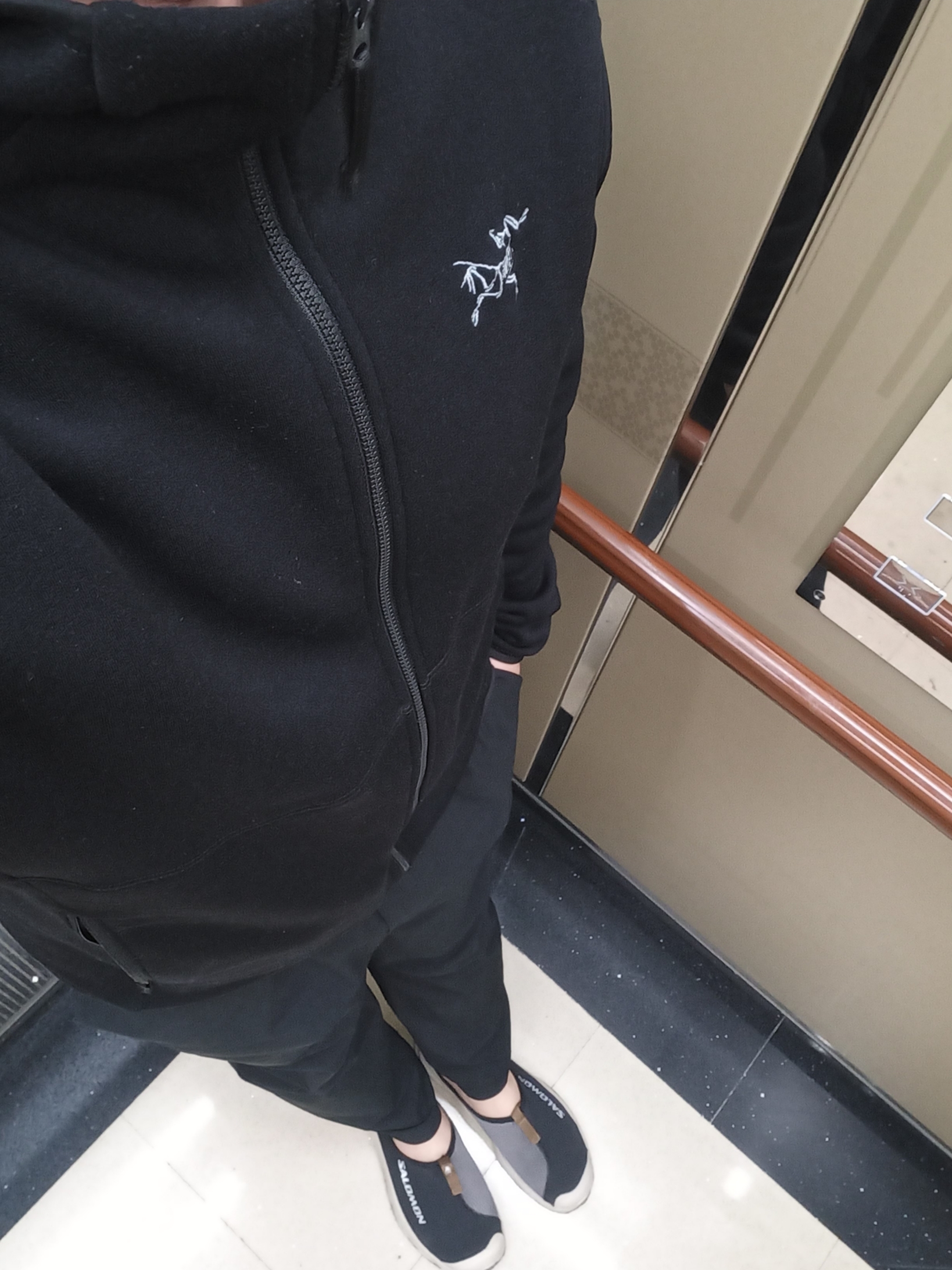 Arc'teryx Kyanite Pullover Hoodie Black, Salomon RX Slide 3.0 Black Plum Kitten 착용 스타일 - 2