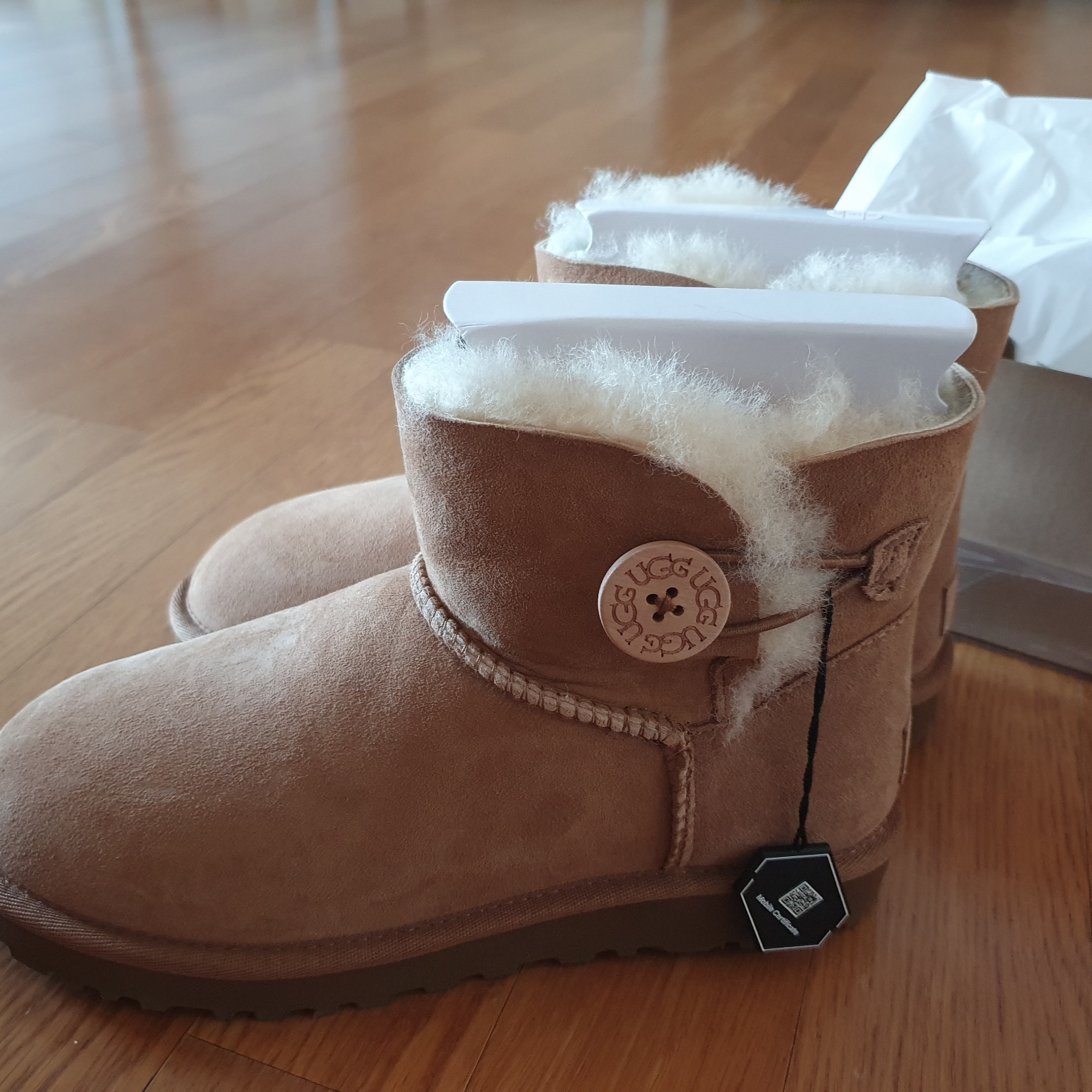 (W) UGG Mini Bailey Button II Boots Chestnut 착용 스타일 - 3