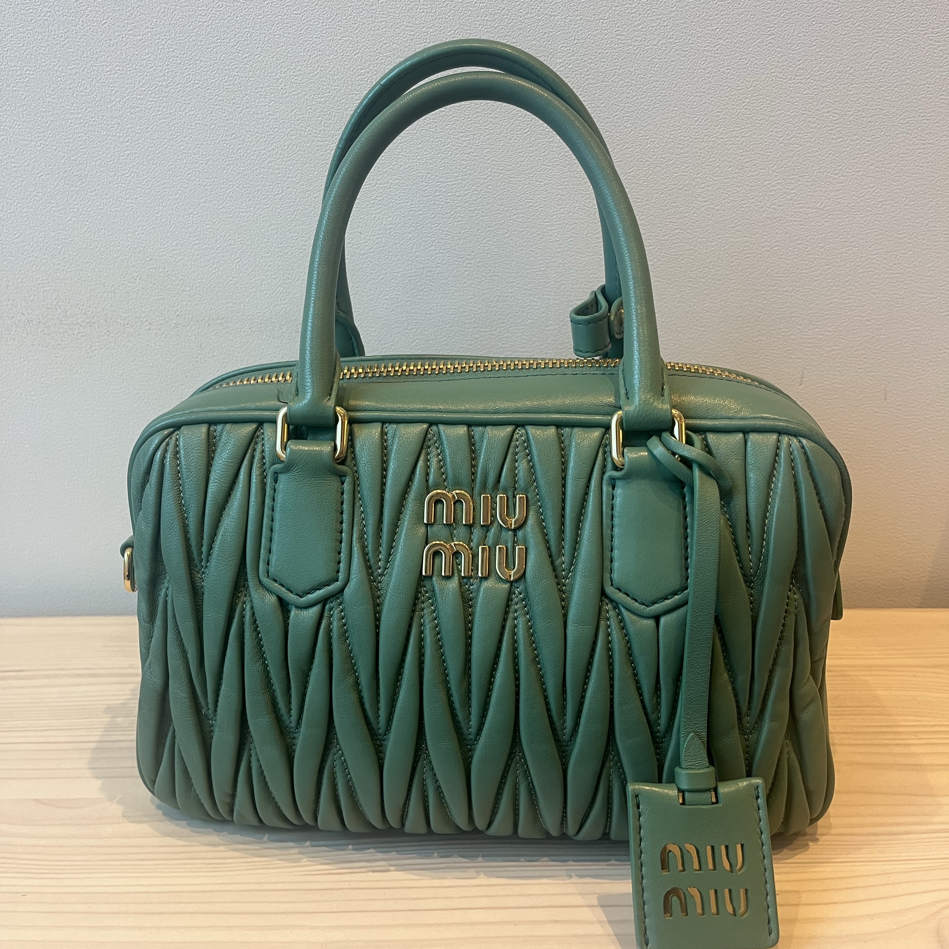 Miu Miu Matelasse Nappa Leather Top Handle Bag Sage Green 착용 스타일 - 10