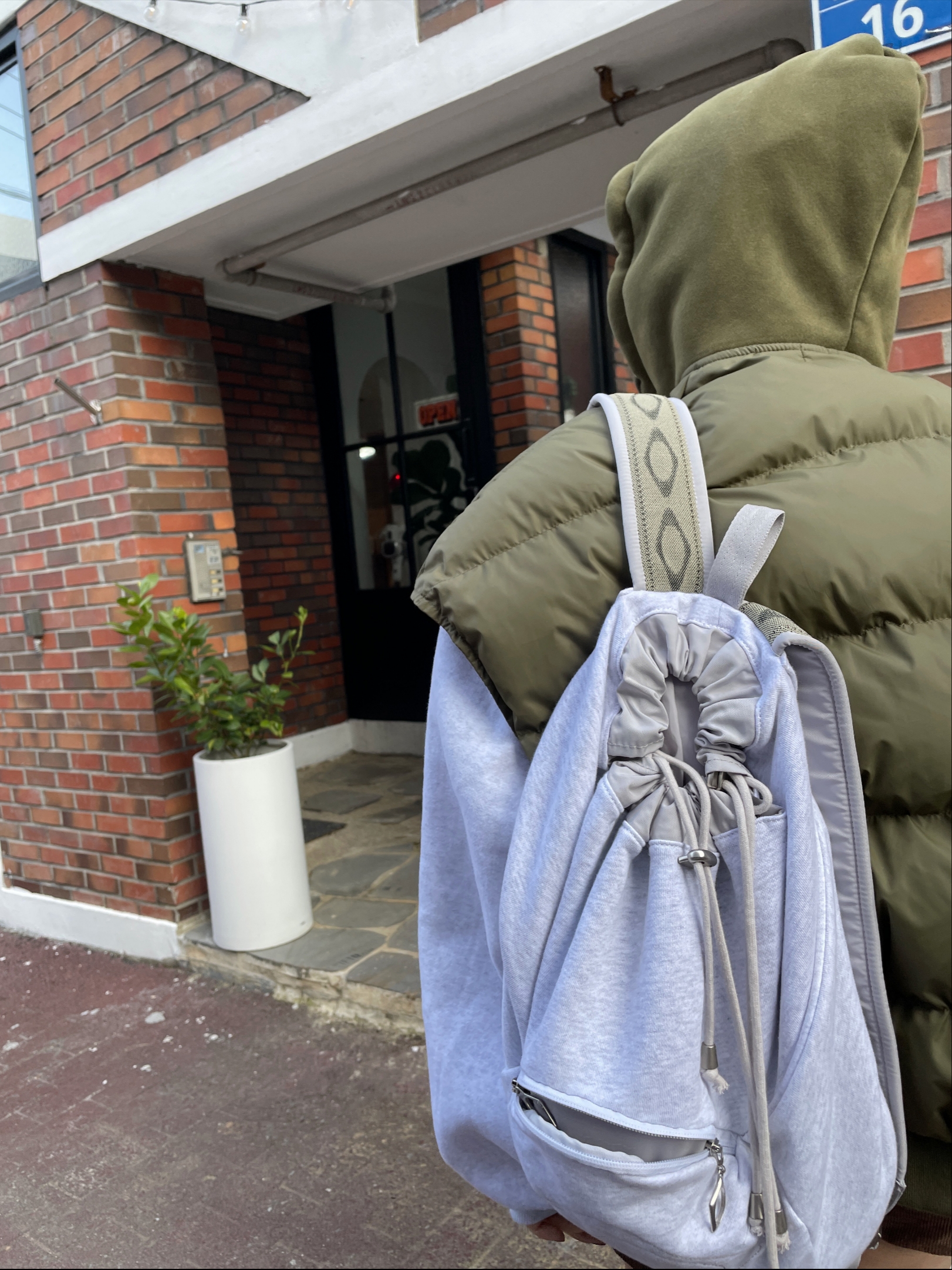 Mischief Drawstring Duffle Bag Light Melange Grey, Adidas x Song for the Mute Shadowturf Dark Brown 착용 스타일 - 2