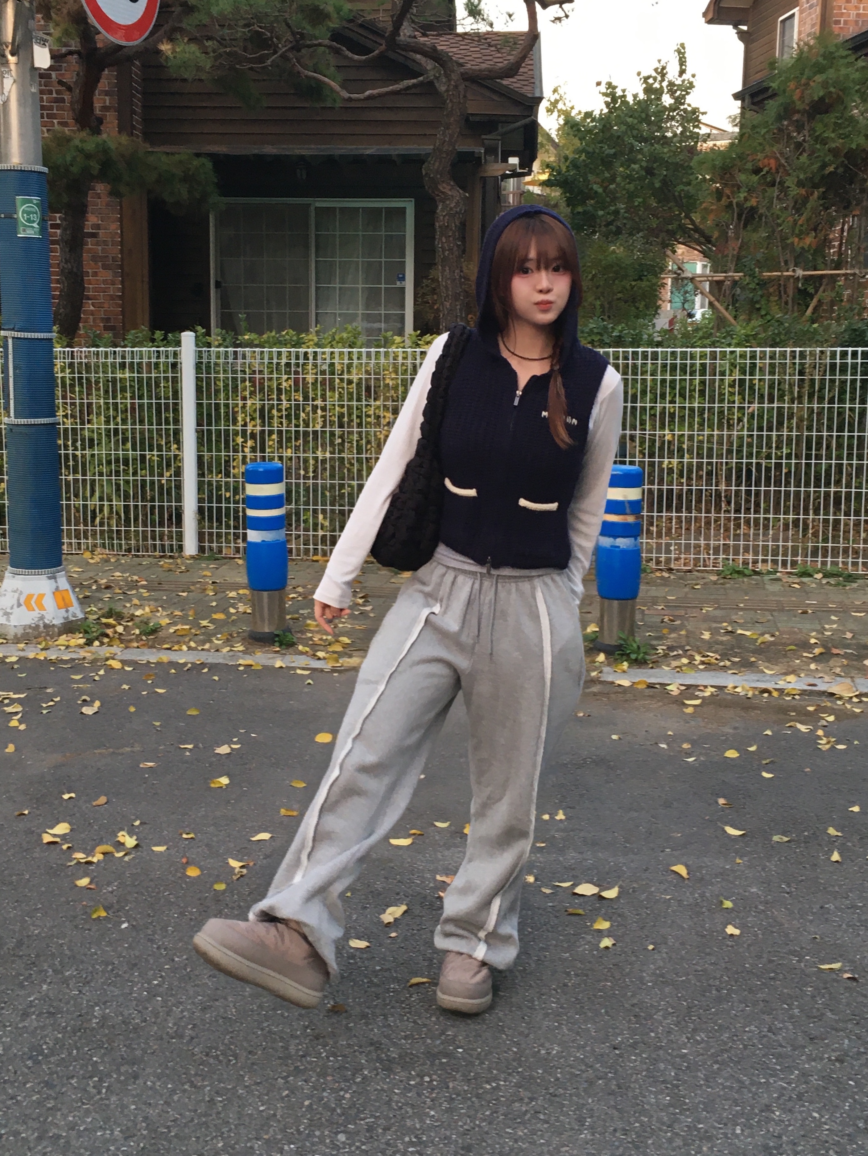 (W) Matin Kim Pocket Hoody Zip Up Knit Vest Navy, COS Quilted Mini Bag Black 착용 스타일 - 1