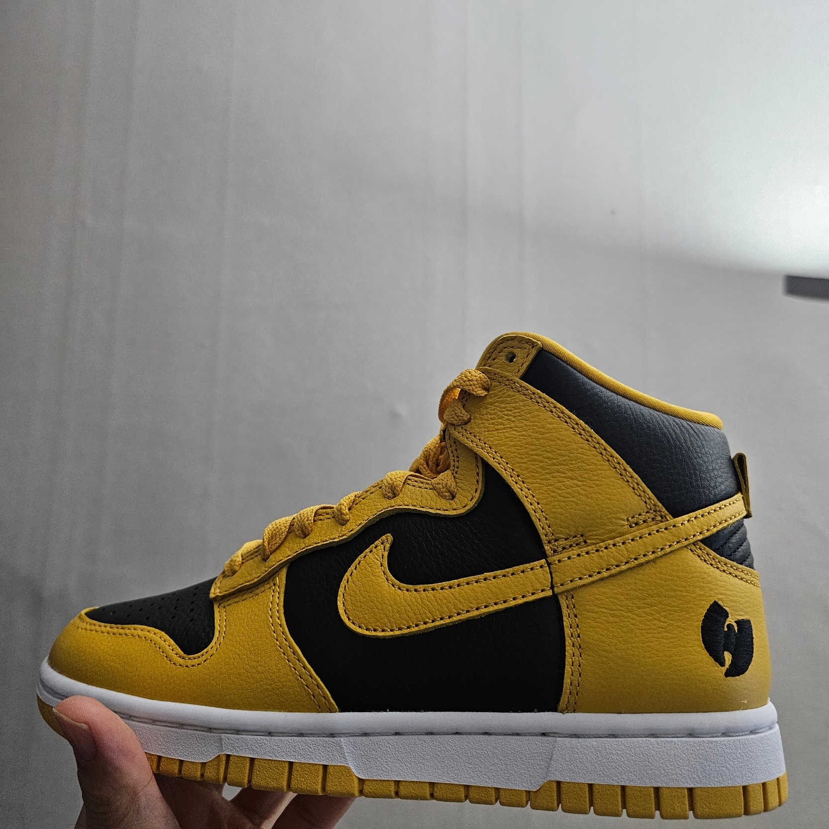 Nike Wu-Tang Clan Dunk High Black and Pollen 착용 스타일
