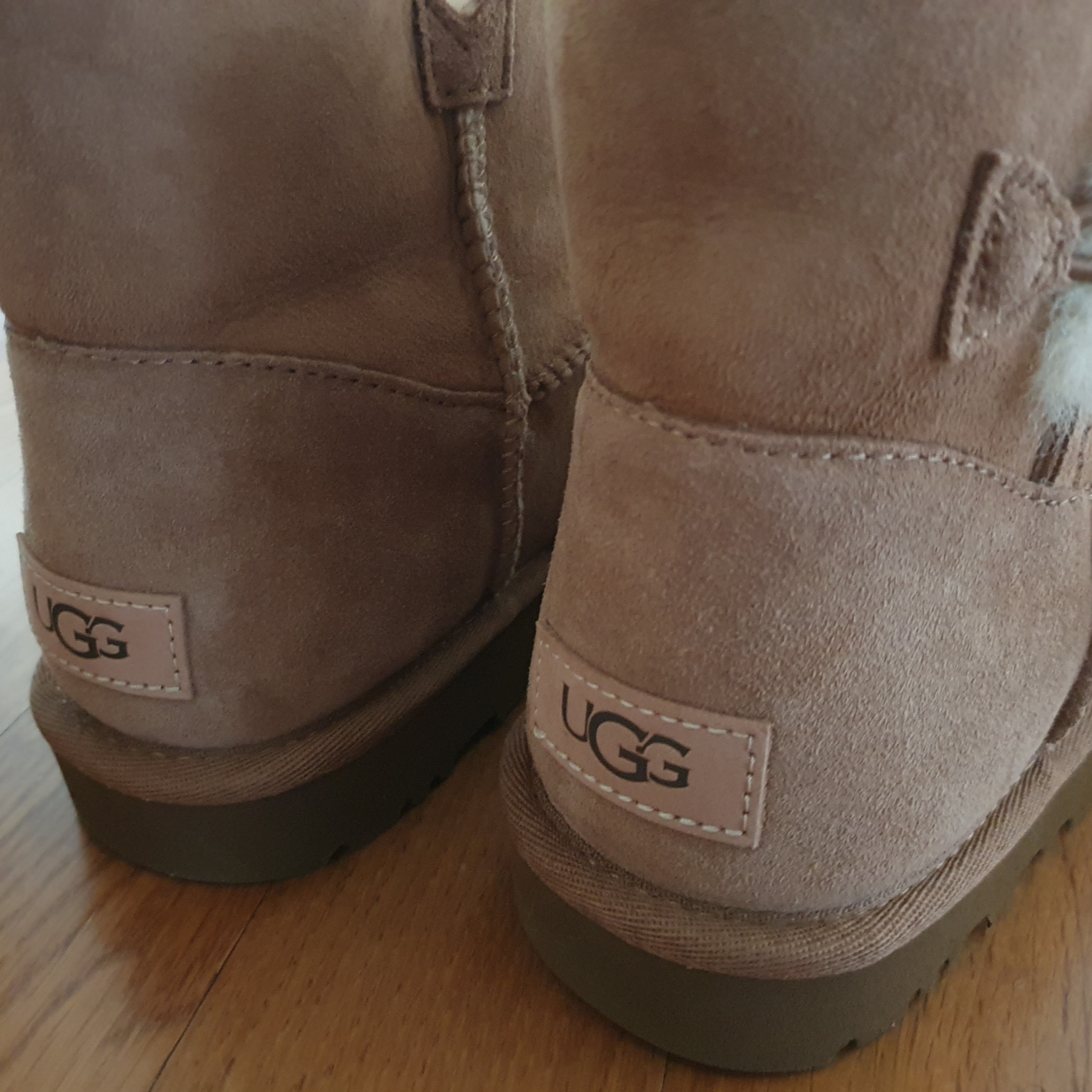 (W) UGG Mini Bailey Button II Boots Chestnut 착용 스타일 - 2