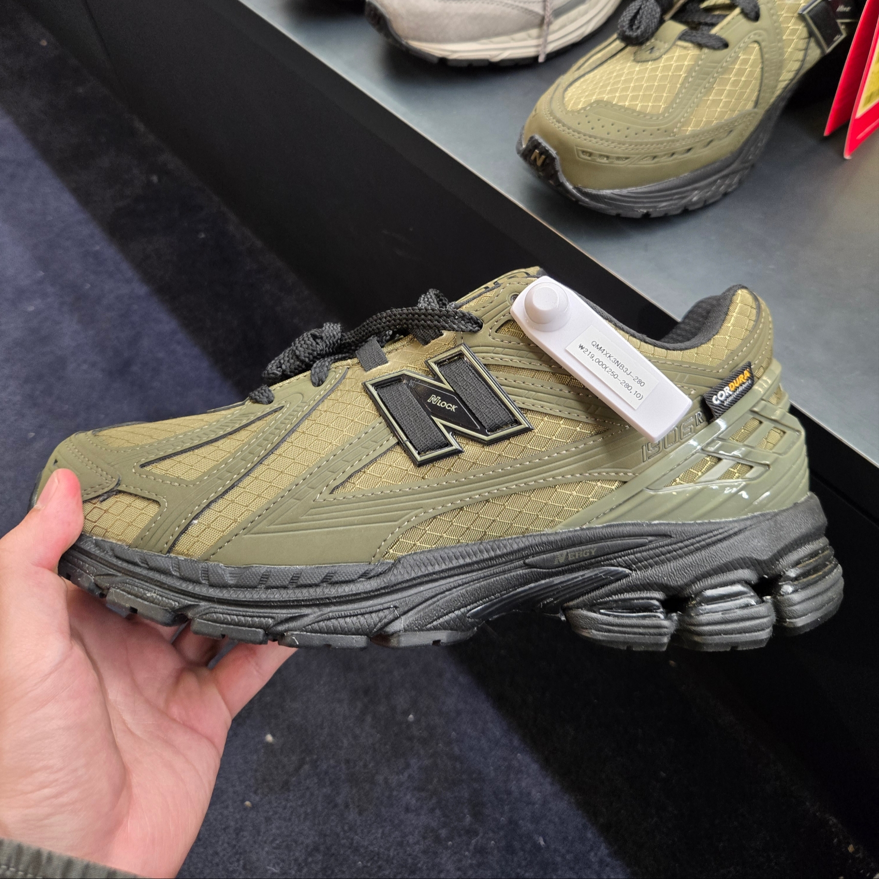 New Balance 1906R Dark Camo Black 착용 스타일 - 2