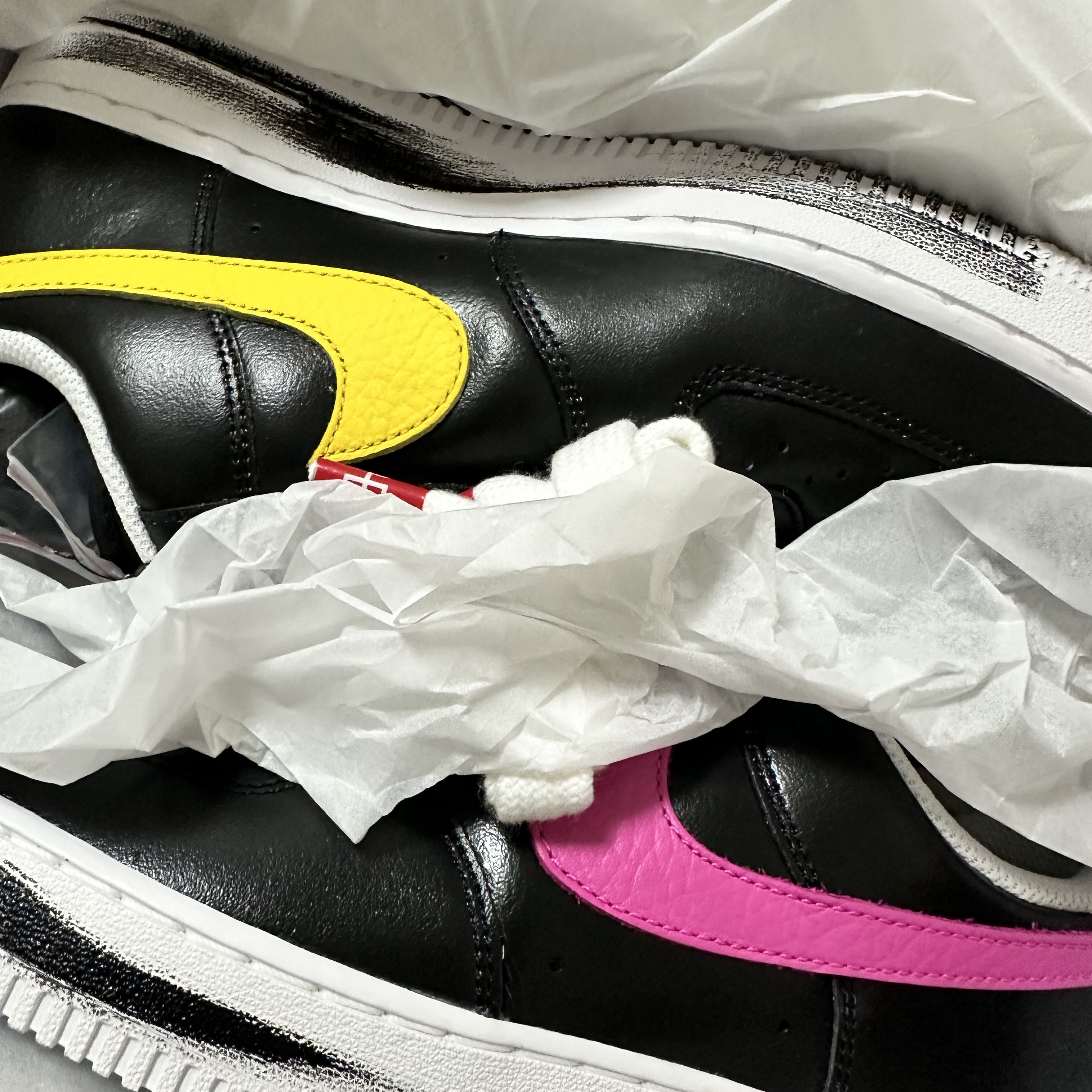 Nike x Peaceminusone Air Force 1 Low Para-Noise 3.0 Black and Multicolor, Nike x Stussy NRG Washed Fleece Pants Black (DO5296-010) 착용 스타일 - 1