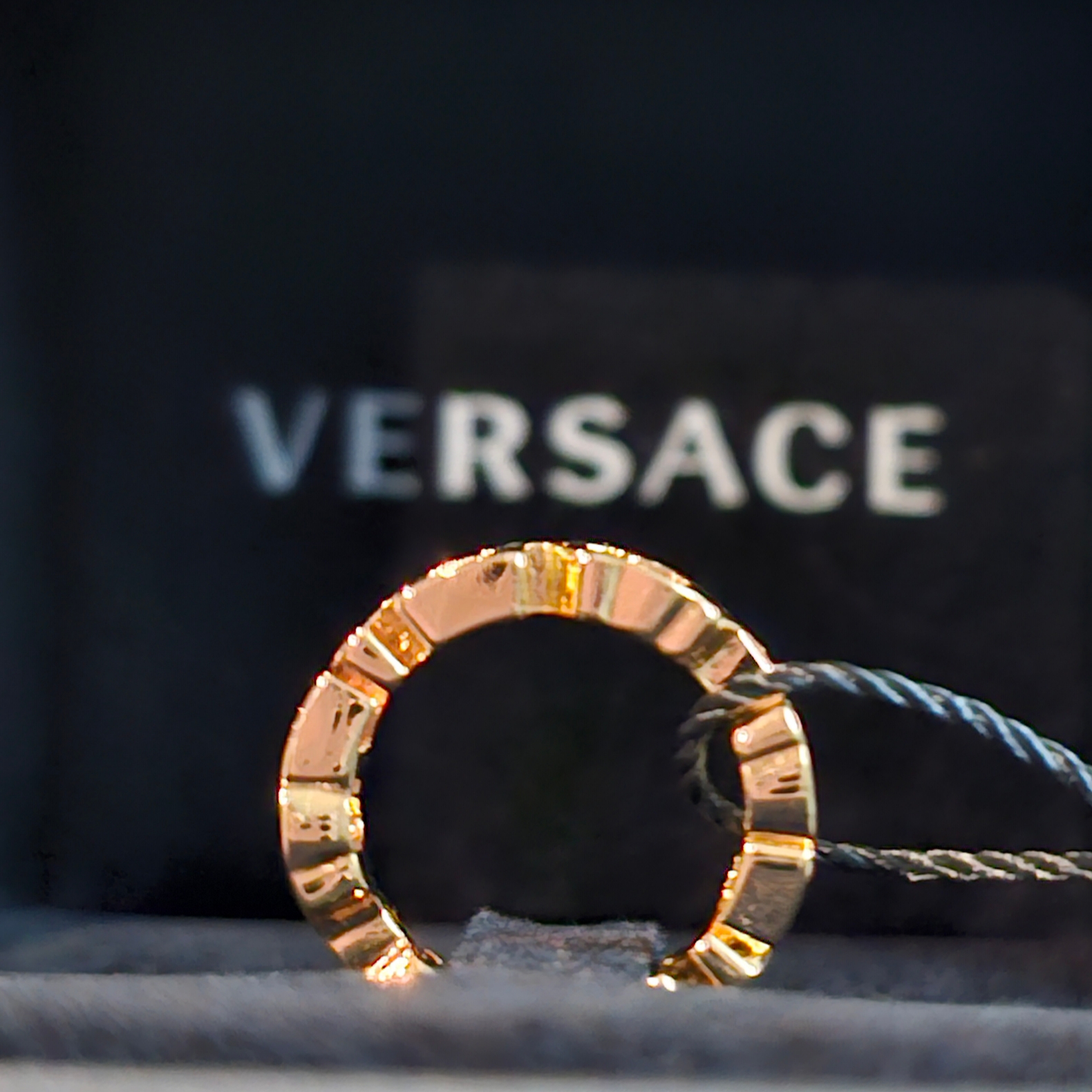 Versace Logo Ring Gold 착용 스타일 - 5