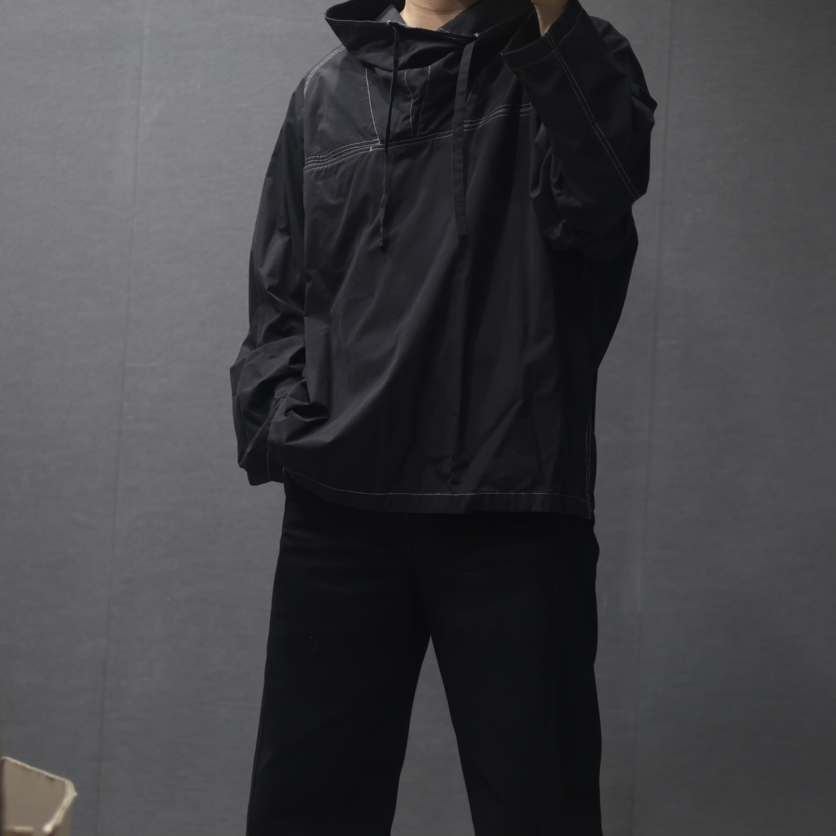 Lemaire Anorak Top Black, Lemaire Twisted Belted Pants Heavy Denim Black 착용 스타일 - 3