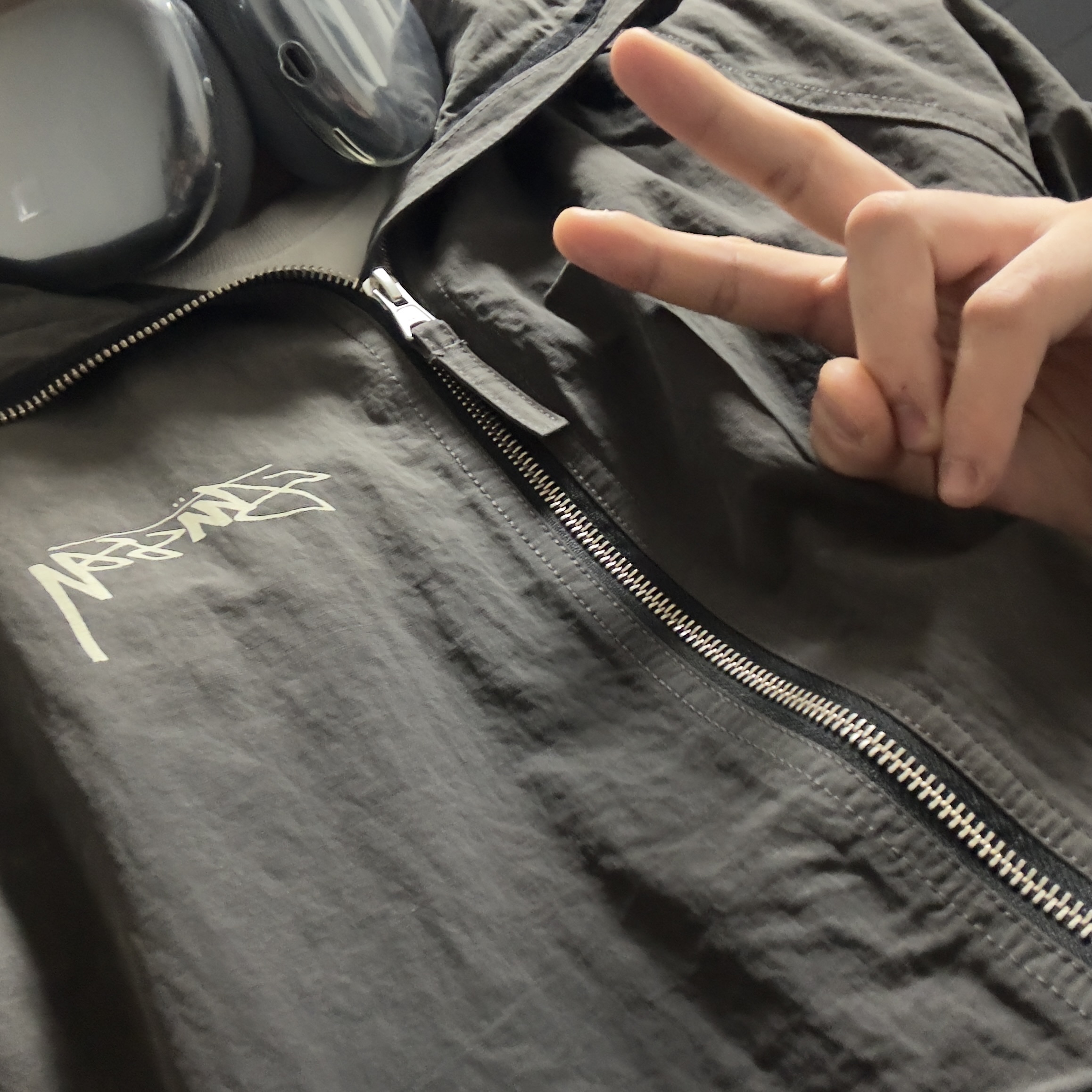 Stussy Wave Dye Beach Shell Jacket Black 착용 스타일