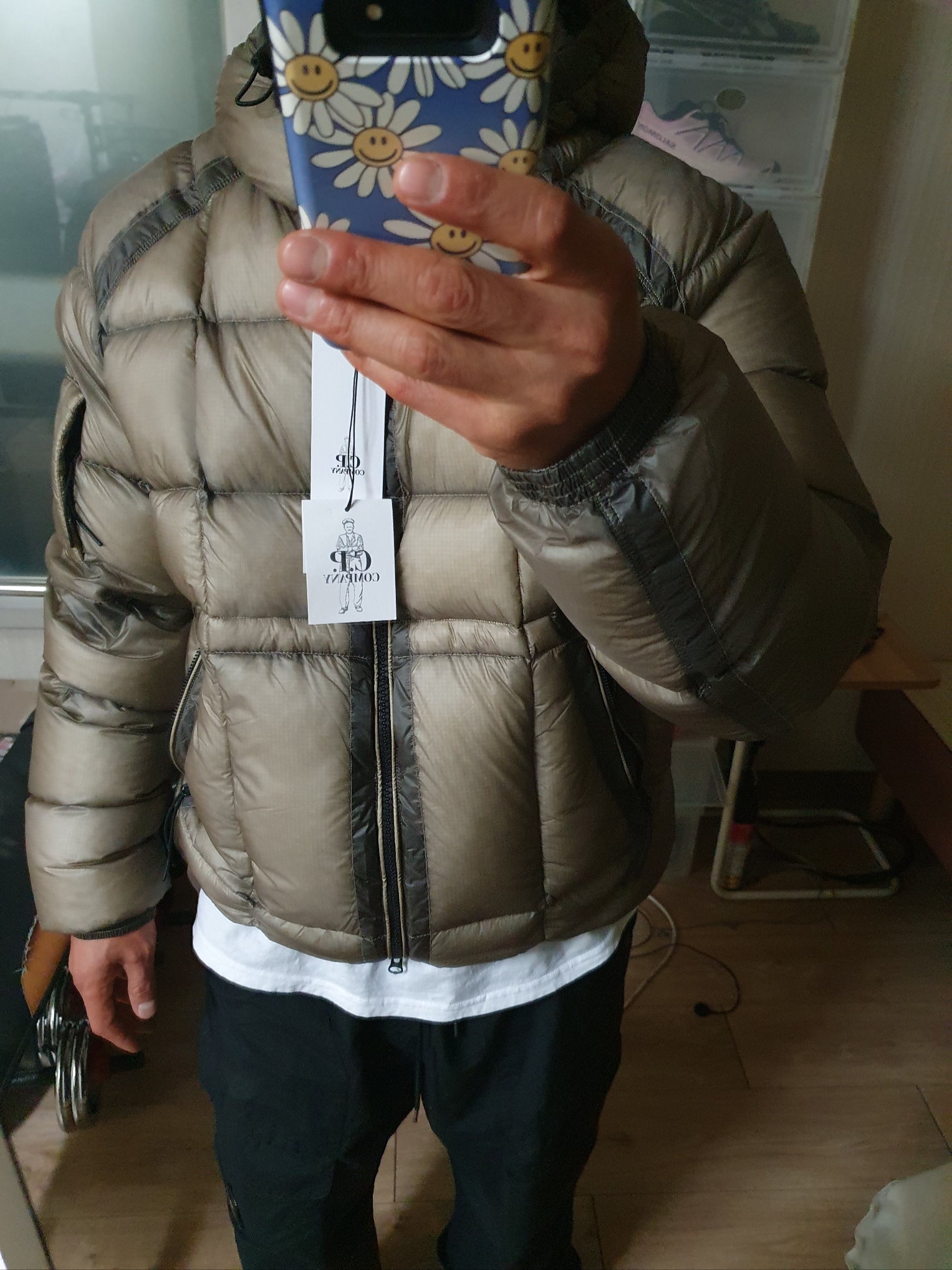 C.P. Company D.D. Shell Hooded Medium Down Jacket Vintage Khaki Beige - 24FW 착용 스타일
