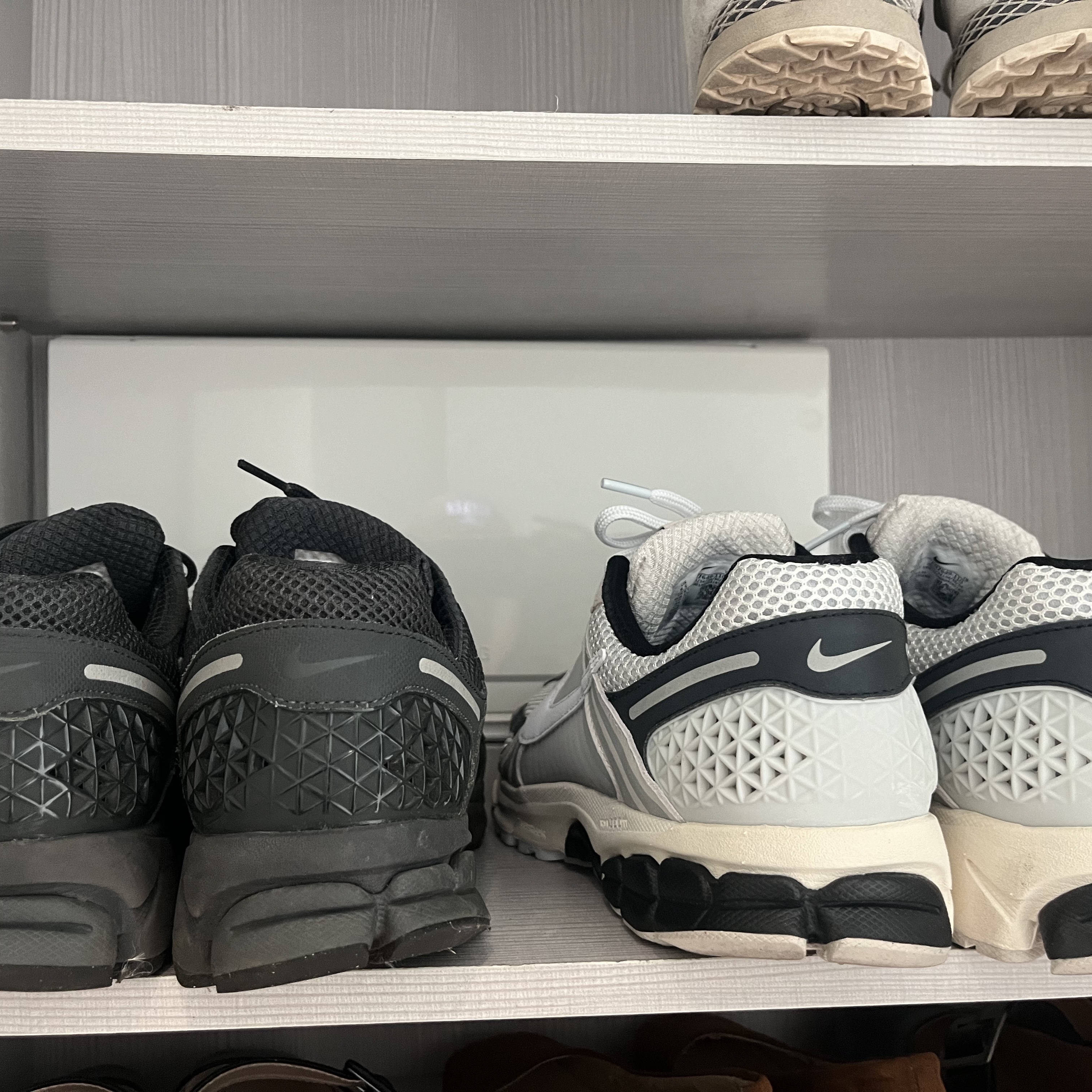 Nike Zoom Vomero 5 Light Bone and Black 착용 스타일