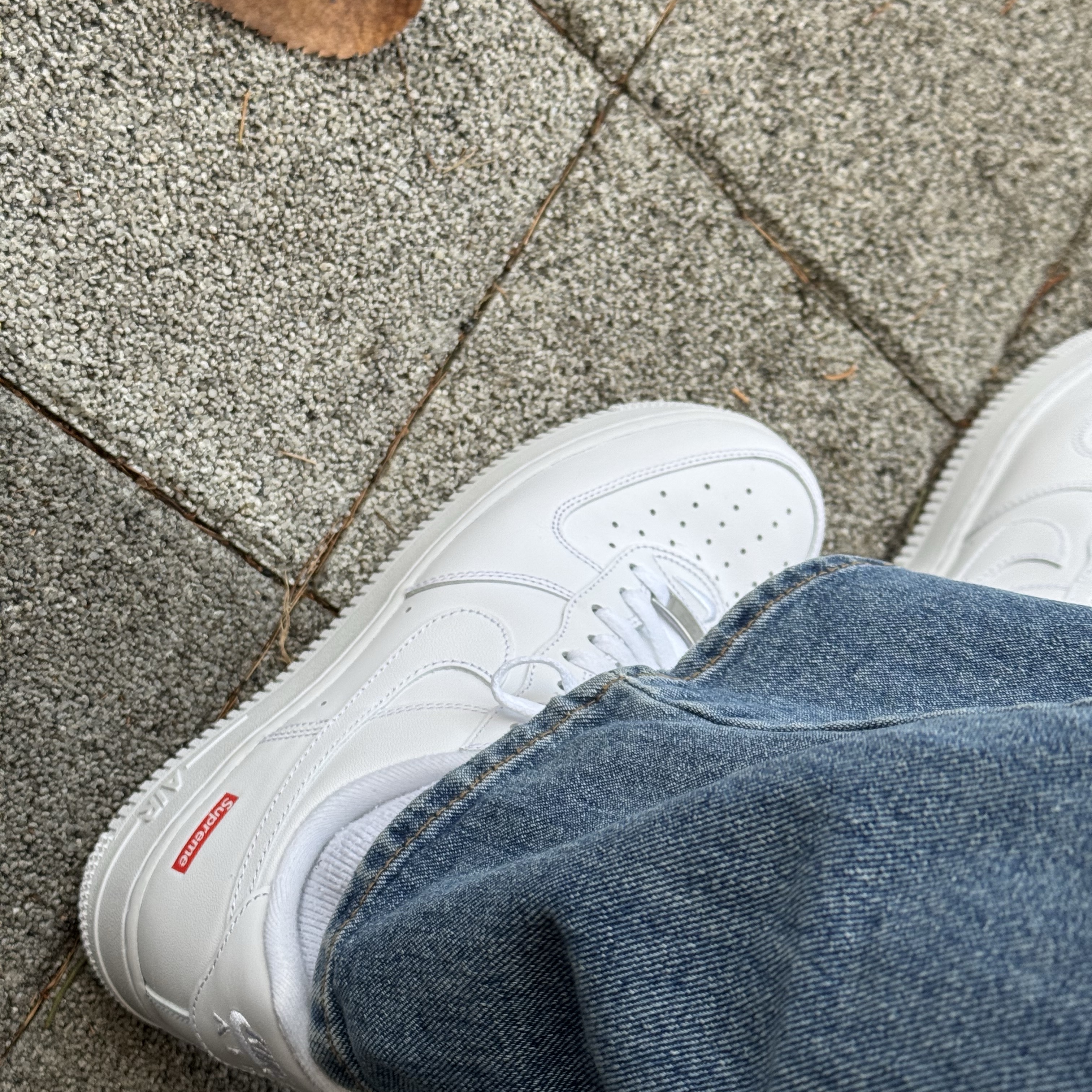Nike x Supreme Air Force 1 Low White 착용 스타일 - 2