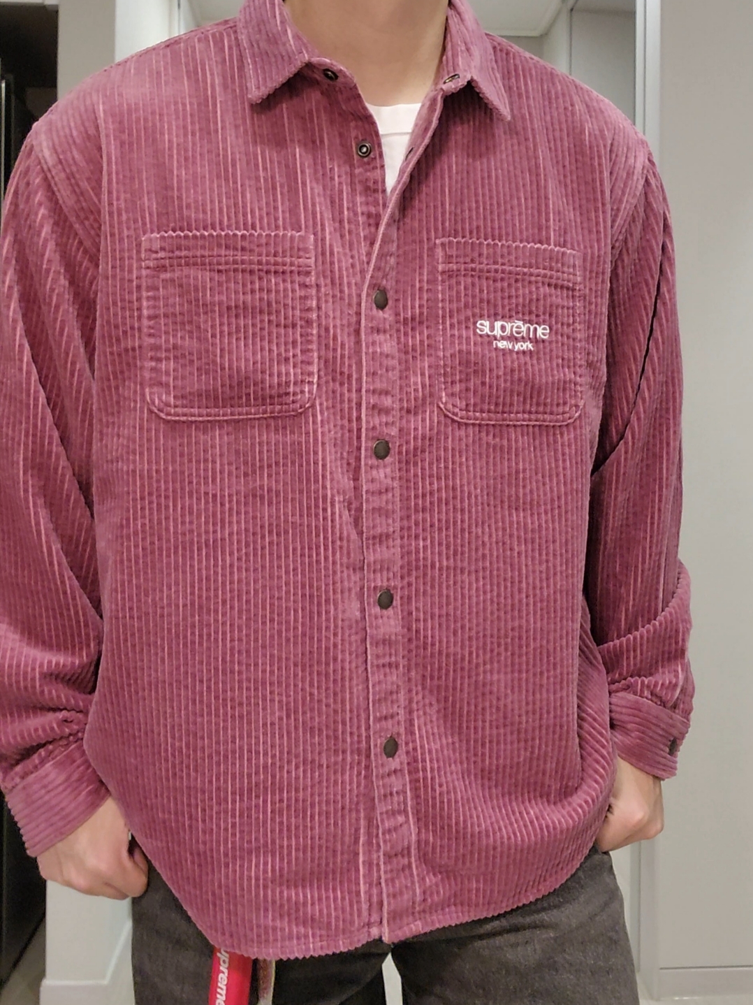 Supreme Wide Wale Corduroy Snap Shirt Dusty Pink - 24FW, Supreme Reflective Ripstop Camp Cap Black - 24SS 착용 스타일 - 6