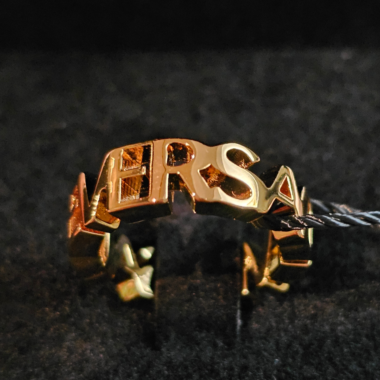 Versace Logo Ring Gold 착용 스타일 - 4