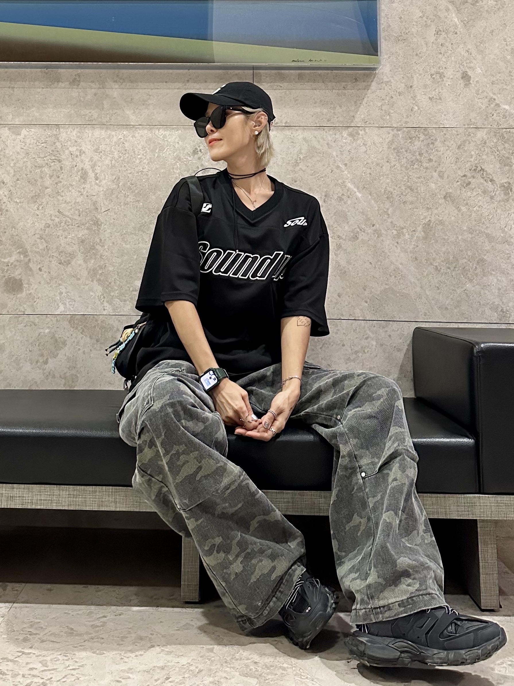 Balenciaga Track Sneakers Triple Black, Prada Re-Nylon and Saffiano Leather Shoulder Bag Black 착용 스타일 - 3