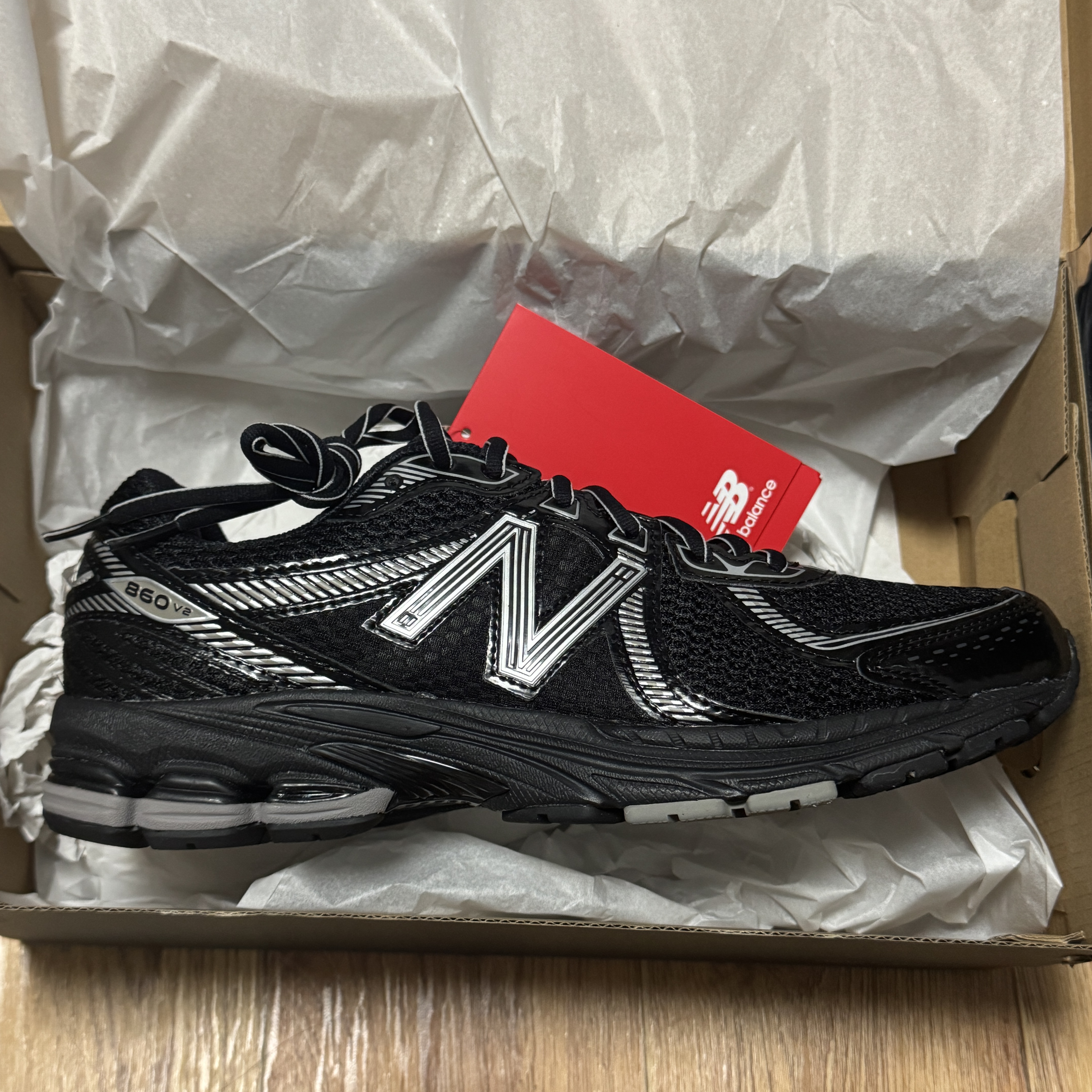 New Balance 860v2 Black Grey 착용 스타일 - 2