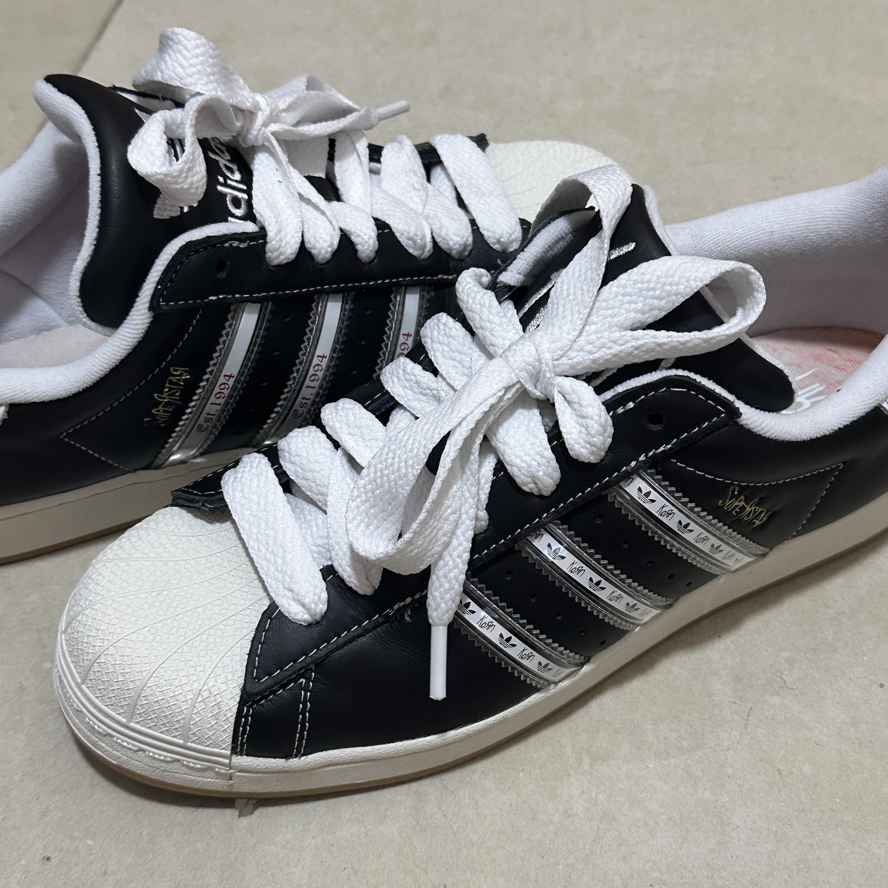 Adidas x KoRn Superstar 30th Anniversary Core Black Translucent 착용 스타일