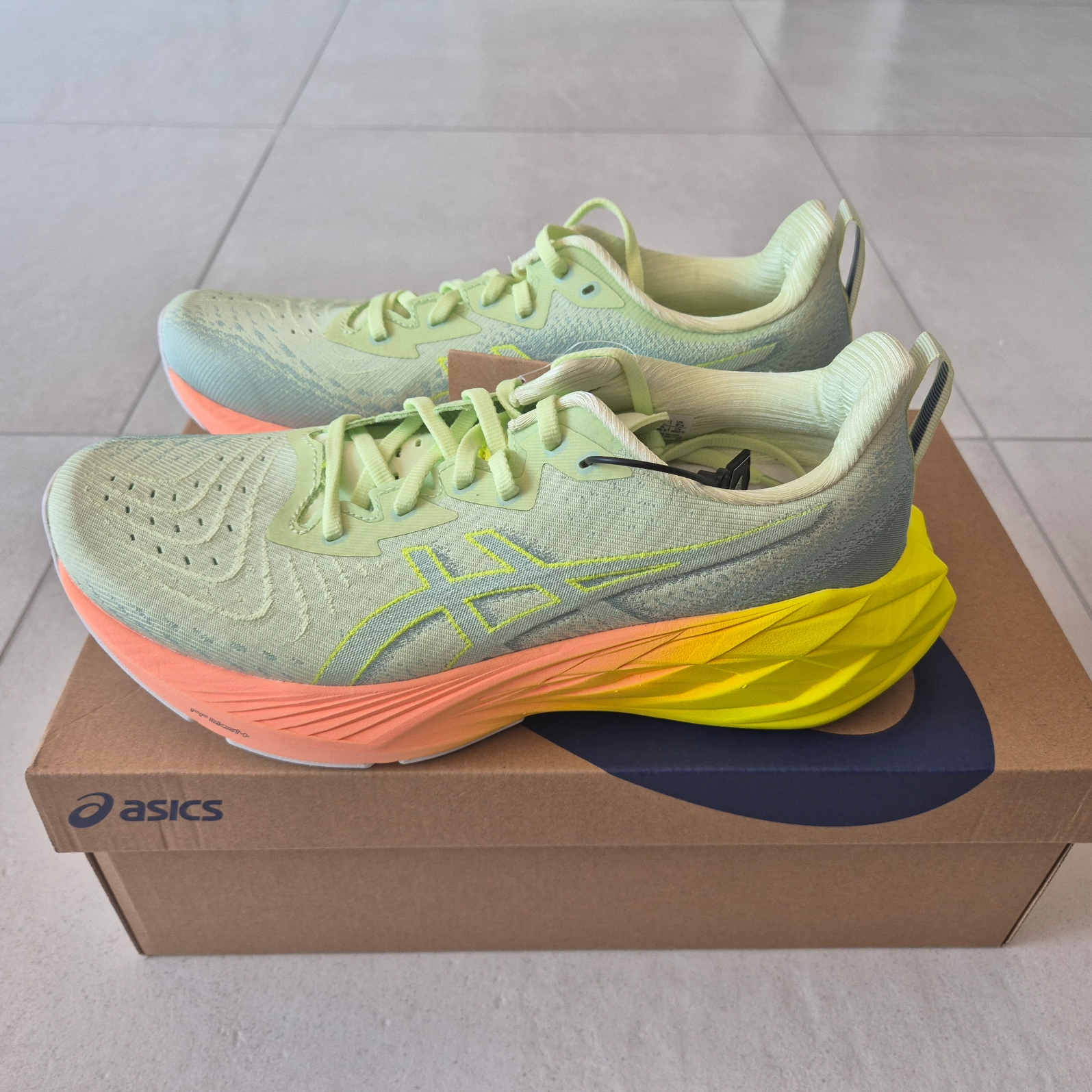 Asics Novablast 4 Cool Matcha Safety Yellow 착용 스타일