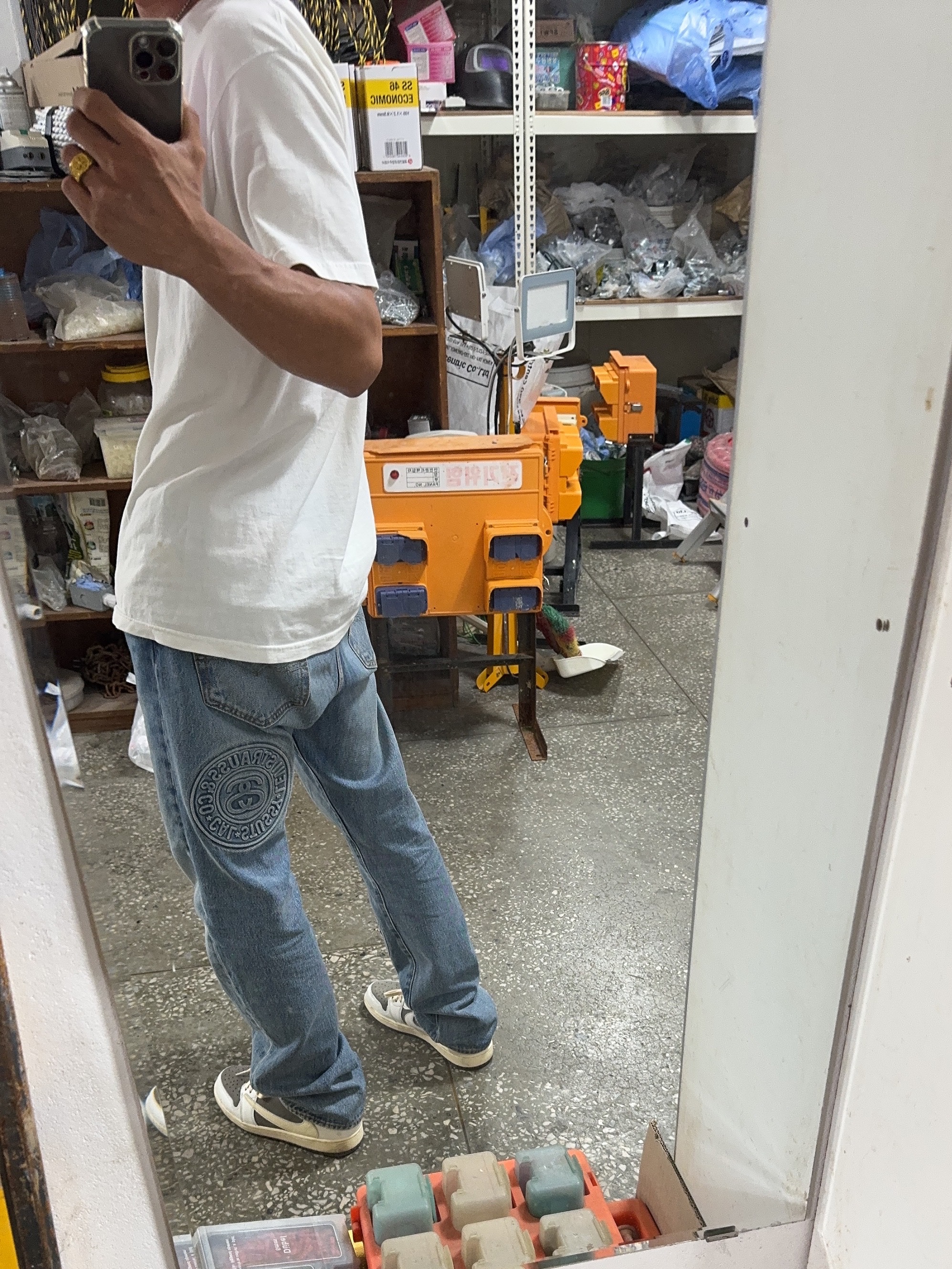 Supreme Kevlar Denim S Logo 6-Panel Indigo - 22SS, Supreme Futura Box Logo T-Shirt Black - 24SS 착용 스타일 - 4