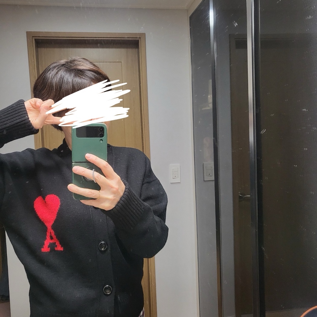 AMI de Coeur Oversize Intarsia Cardigan Black 착용 스타일