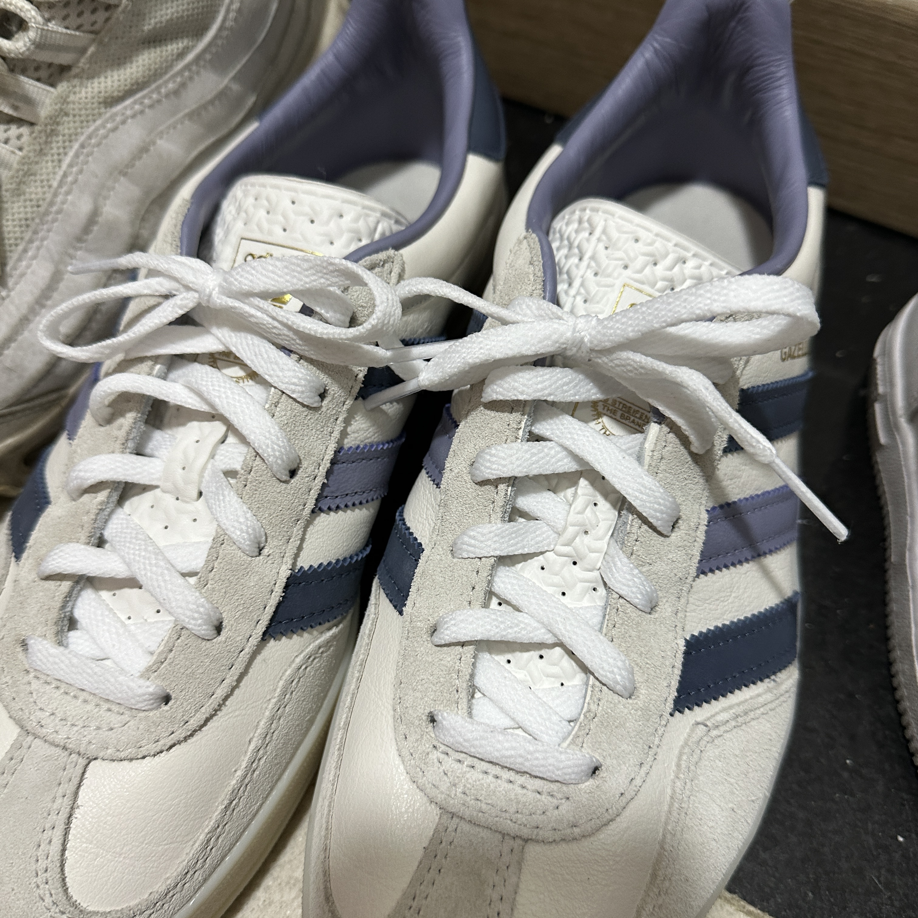 Adidas Gazelle Indoor Core White Preloved Ink 착용 스타일