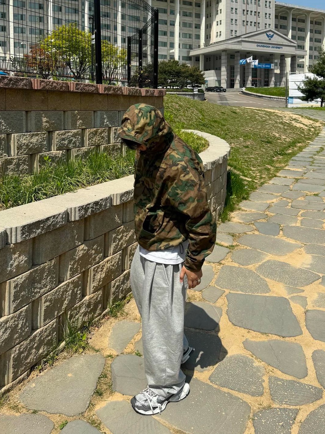 Nonnod Zip Jacket Camo, Balenciaga 3XL Sneakers Grey White Red 착용 스타일