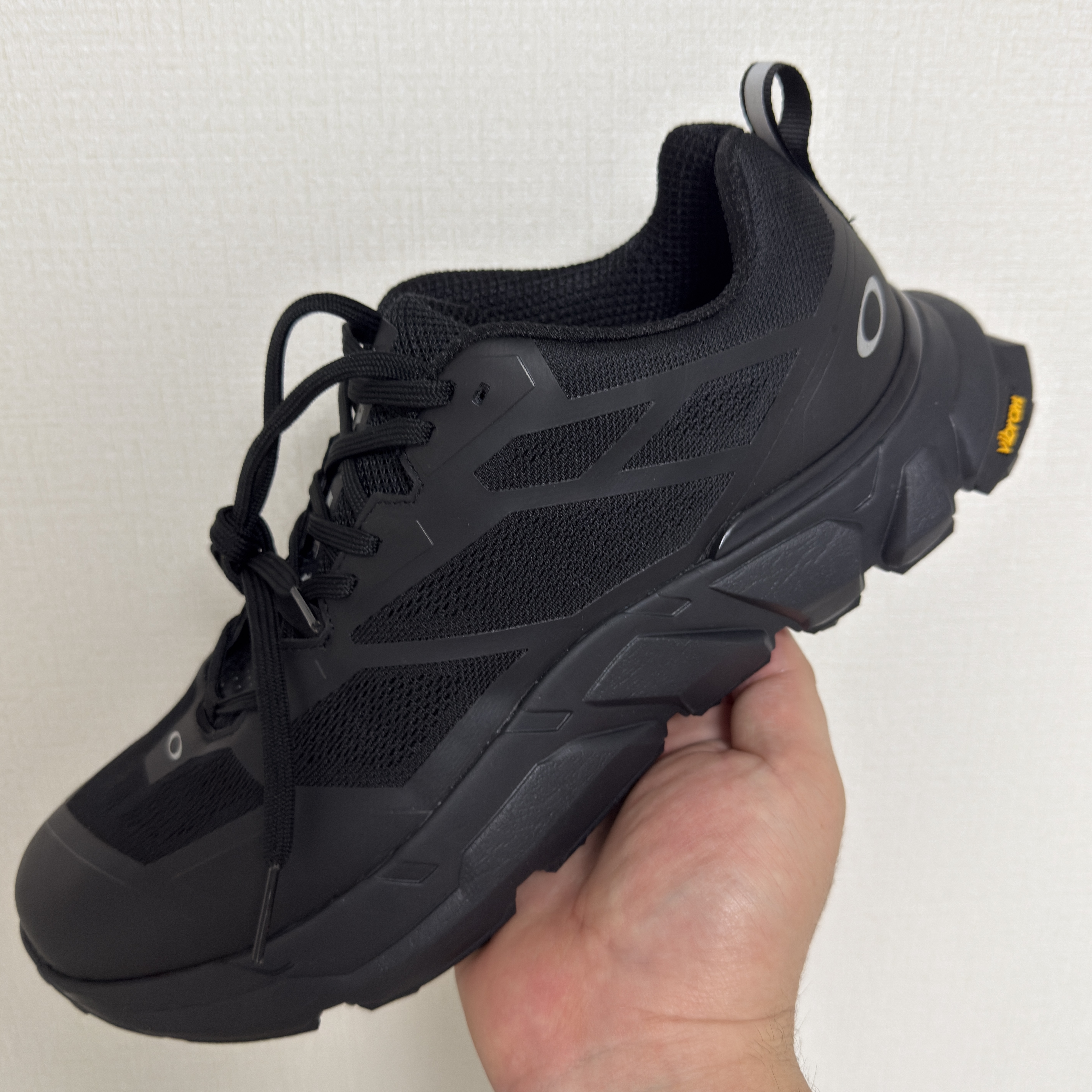 Oakley Light Breathe Triple Black 착용 스타일 - 1