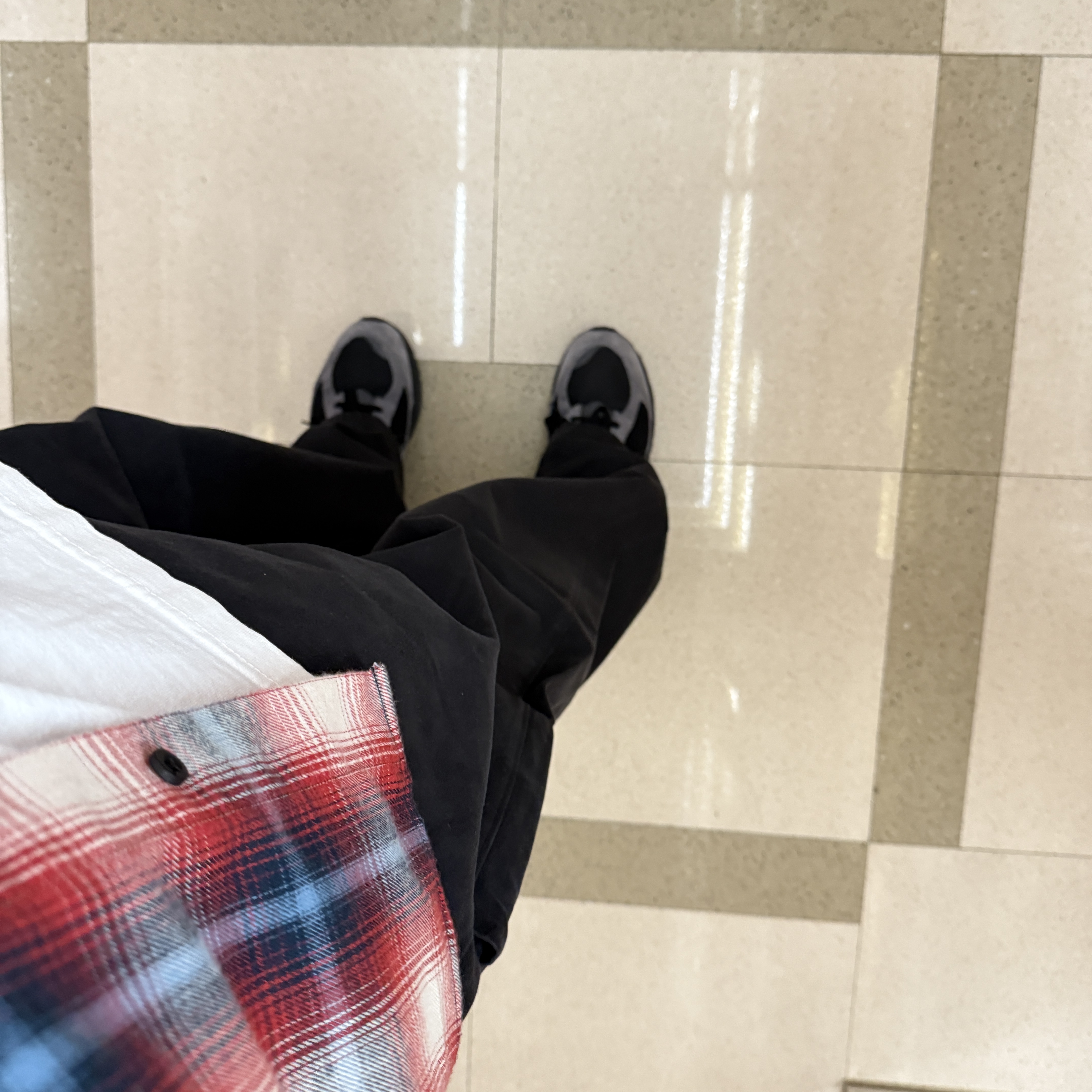 Yeezy Gap Engineered By Balenciaga Sateen Cargo Pants Black, New Balance x JJJJound 2002R Gore-Tex Charcoal 착용 스타일 - 1