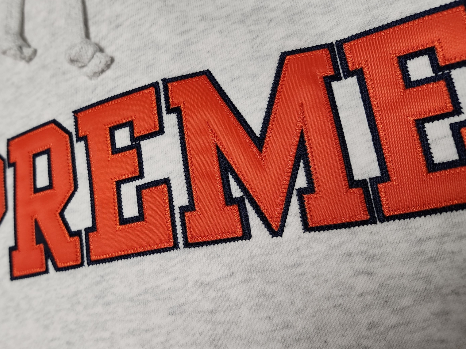 Supreme Mitchell & Ness NCAA Hooded Sweatshirt Ash Grey - 24FW 착용 스타일 - 2