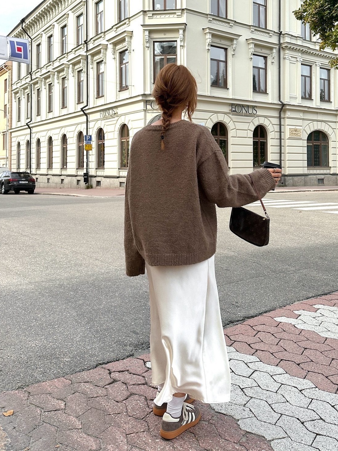 Maison Kitsune Fox Head Patch Regular R-Neck Pullover Knit Deep Blue, YUJI Classic Long Skirt White 착용 스타일 - 3
