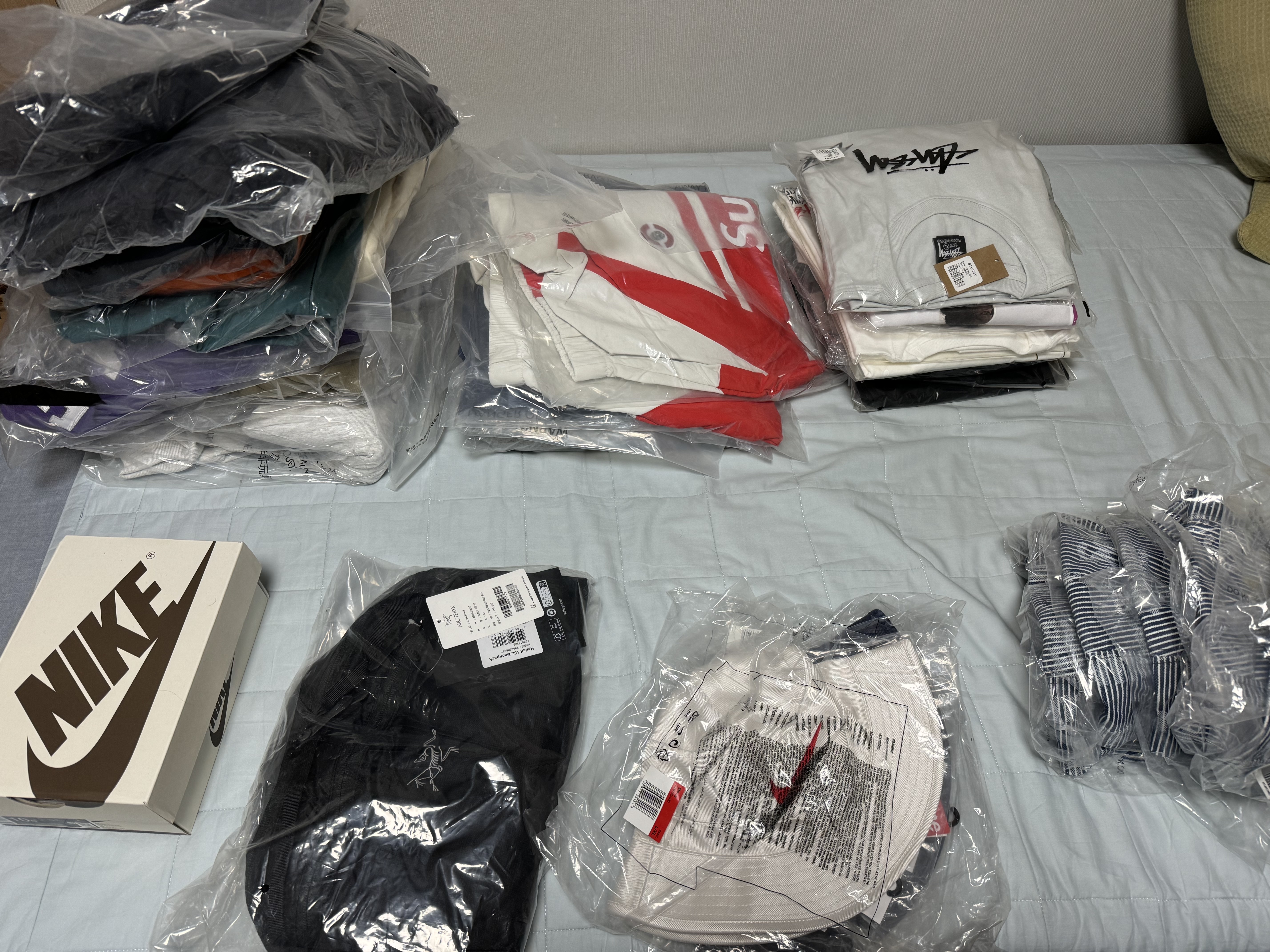Supreme x Ducati Track Jacket Light Grey - 24SS, Arc'teryx Heliad 15 Backpack Black 착용 스타일