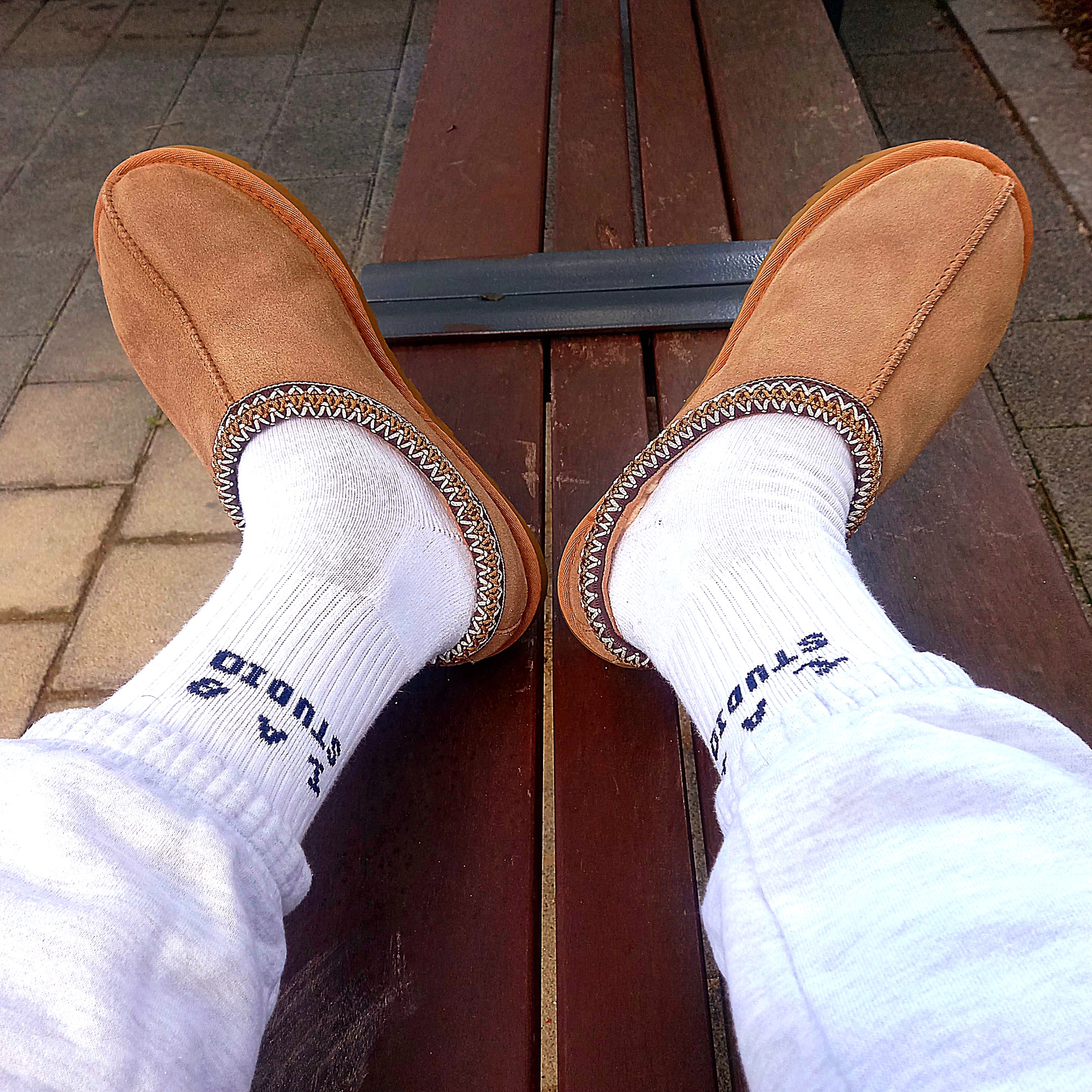 UGG Tasman Slipper Chestnut, IAB Studio Socks Pack White Black 착용 스타일 - 1