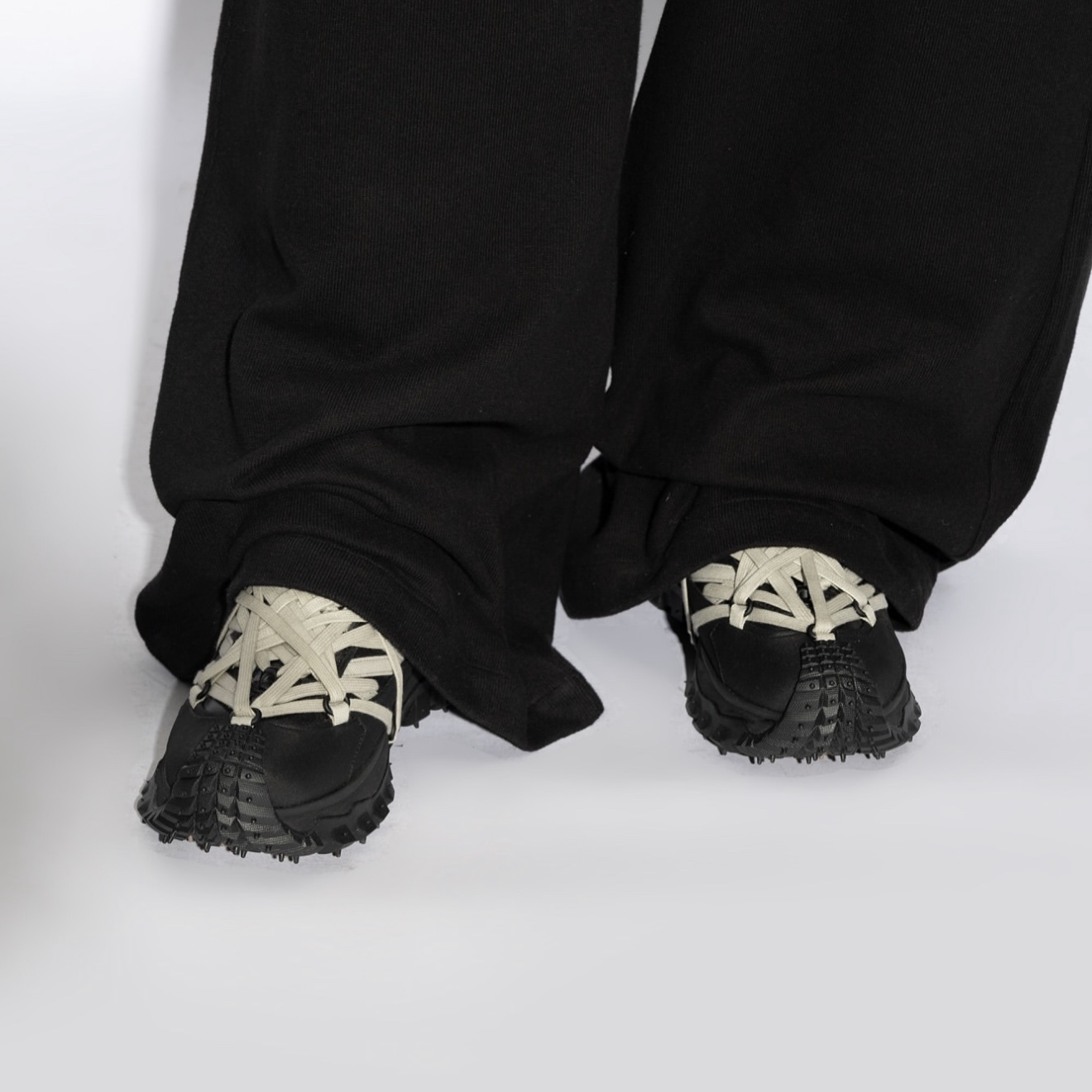 Moncler x Rick Owens Trailgrip Megalace Leather Sneakers Black - 24FW 착용 스타일 - 5