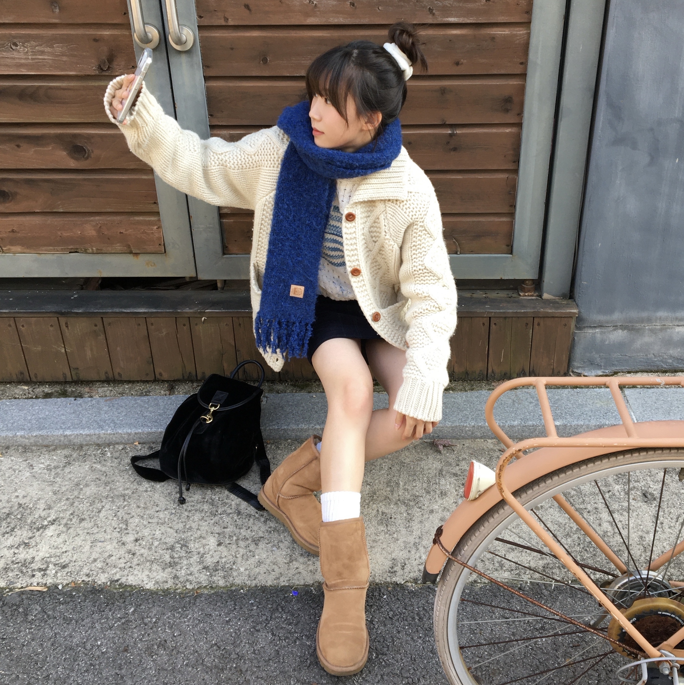 (W) UGG Classic Short II Boots Chestnut, The Barnnet Little Velvet Backpack Black 착용 스타일 - 3