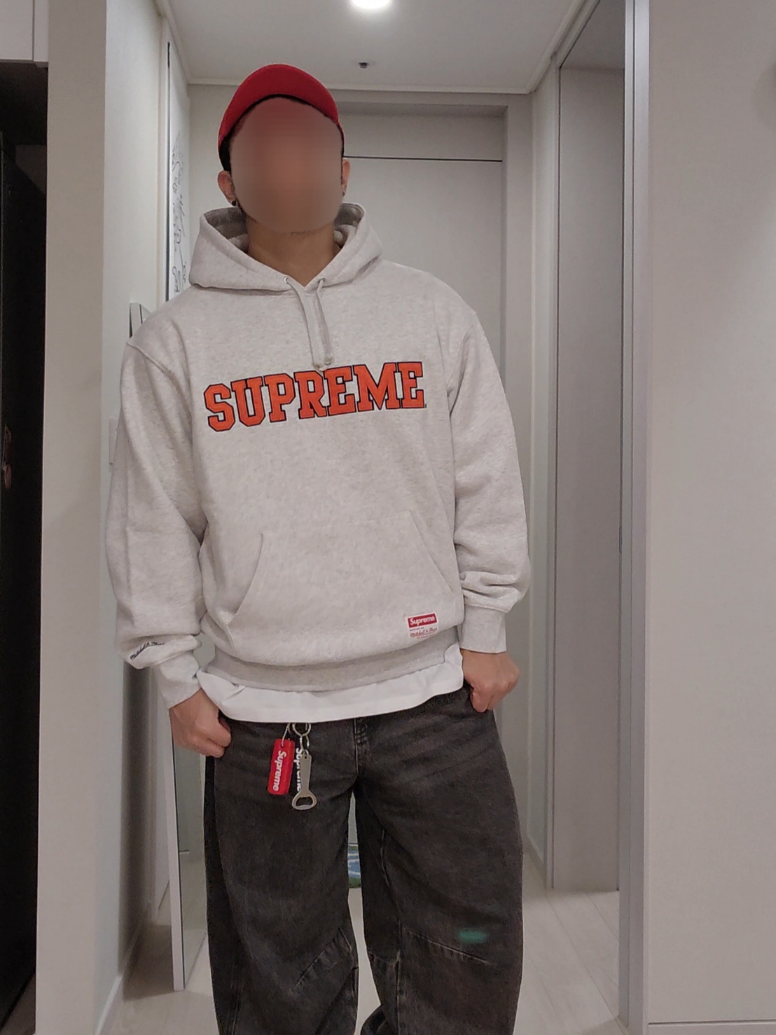Supreme Mitchell & Ness NCAA Hooded Sweatshirt Ash Grey - 24FW, Supreme Mesh Side Panel Camp Cap Red - 24SS 착용 스타일 - 3