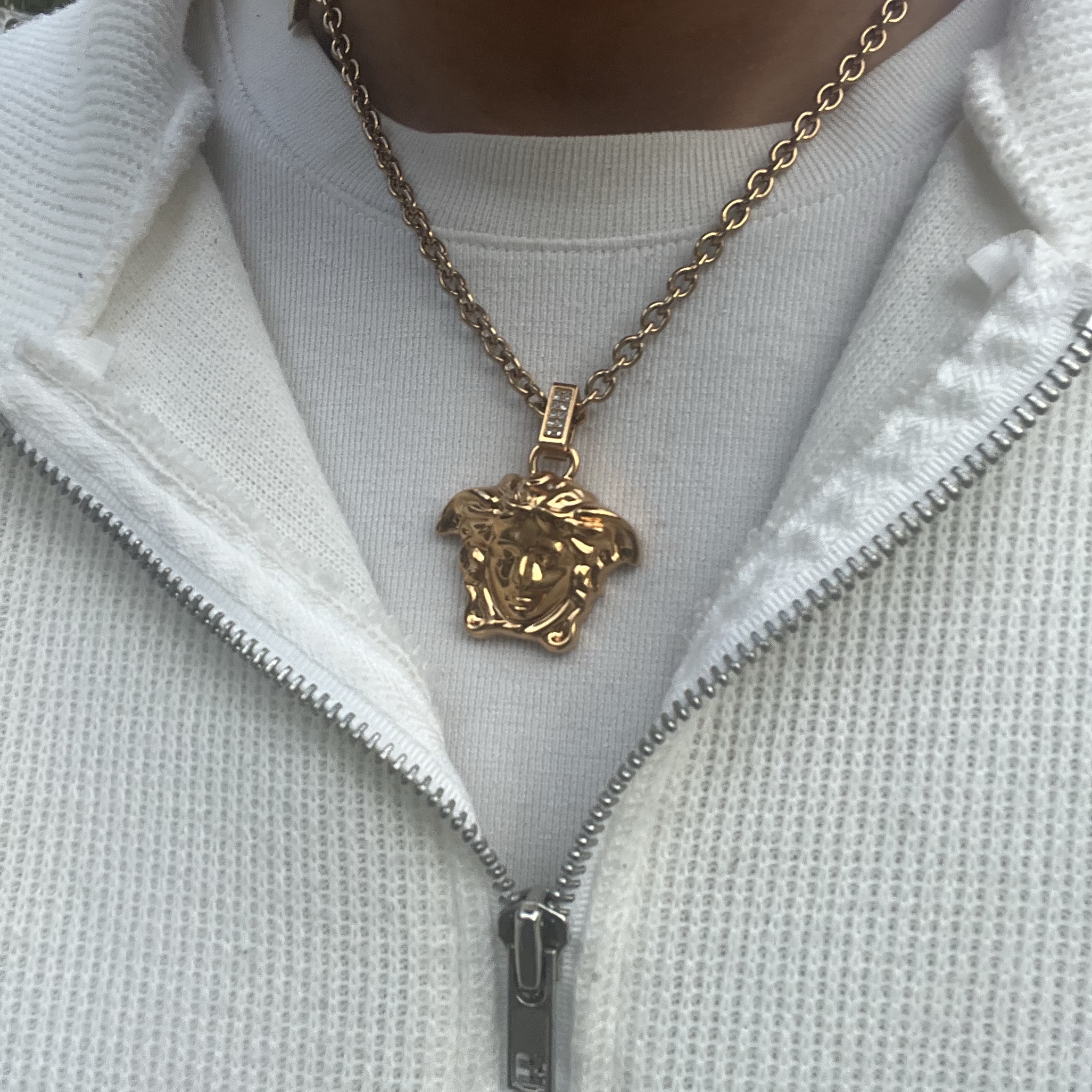 Versace Crystal La Medusa Necklace Gold 착용 스타일