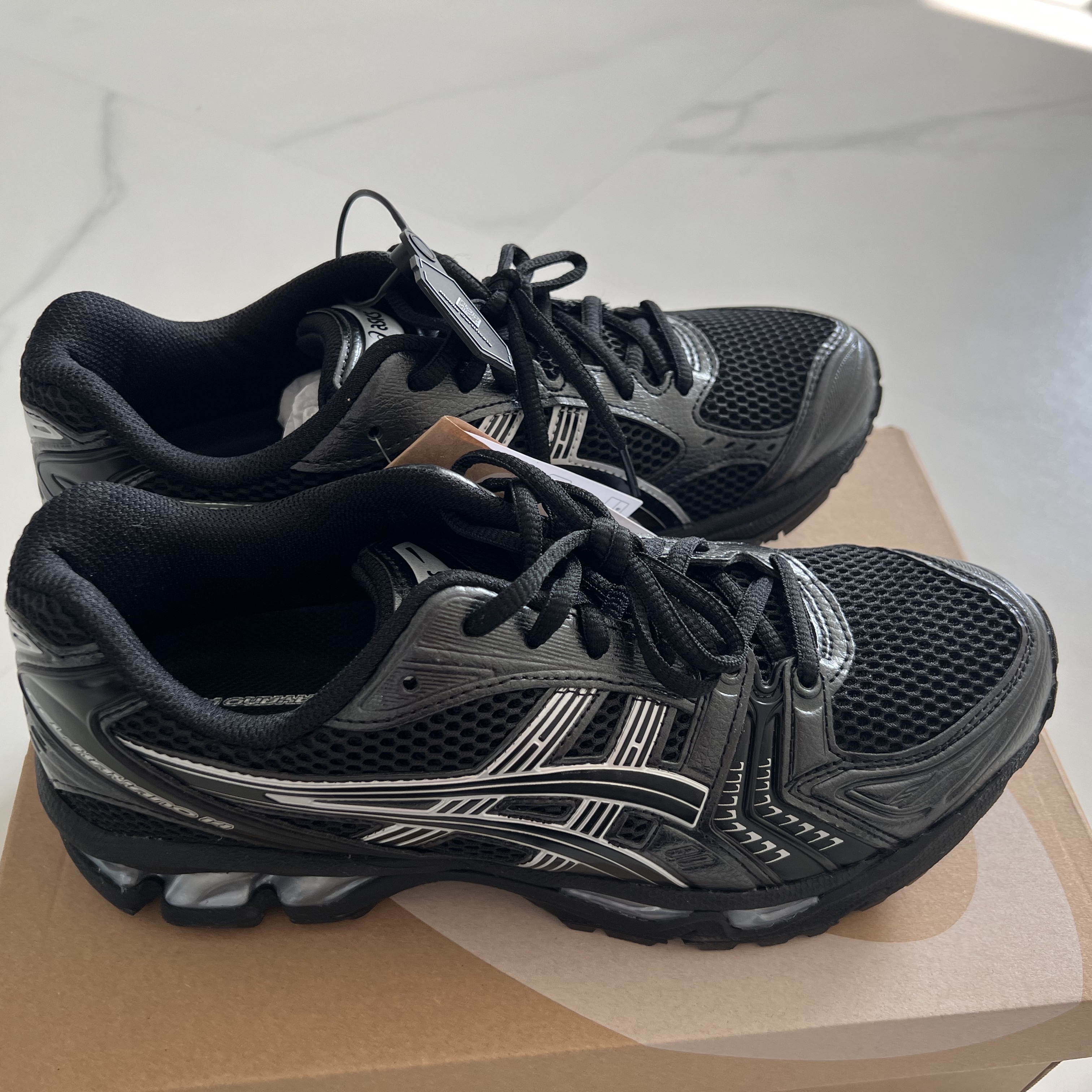 Asics Gel-Kayano 14 Black Pure Silver 착용 스타일 - 1