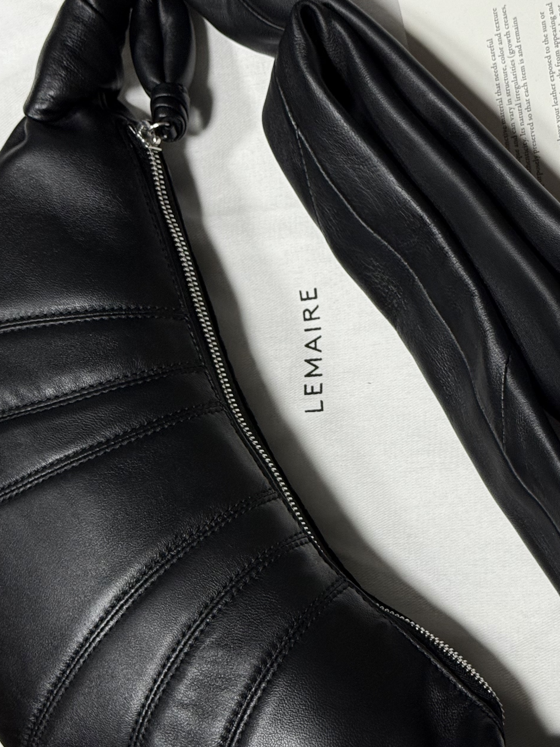 Lemaire Small Croissant Bag Soft Nappa Leather Black 착용 스타일