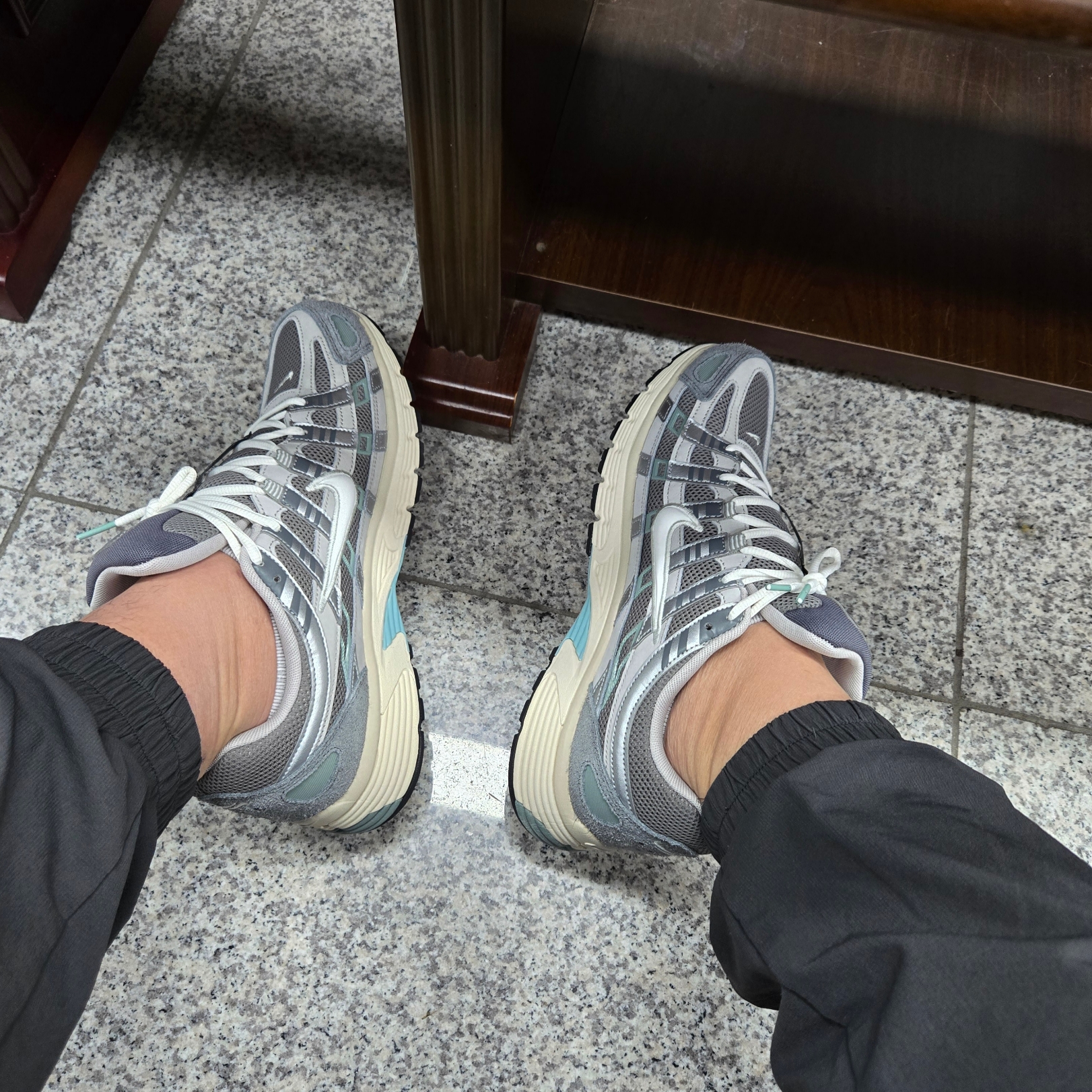 Nike P-6000 Flat Pewter Light Iron Ore 착용 스타일