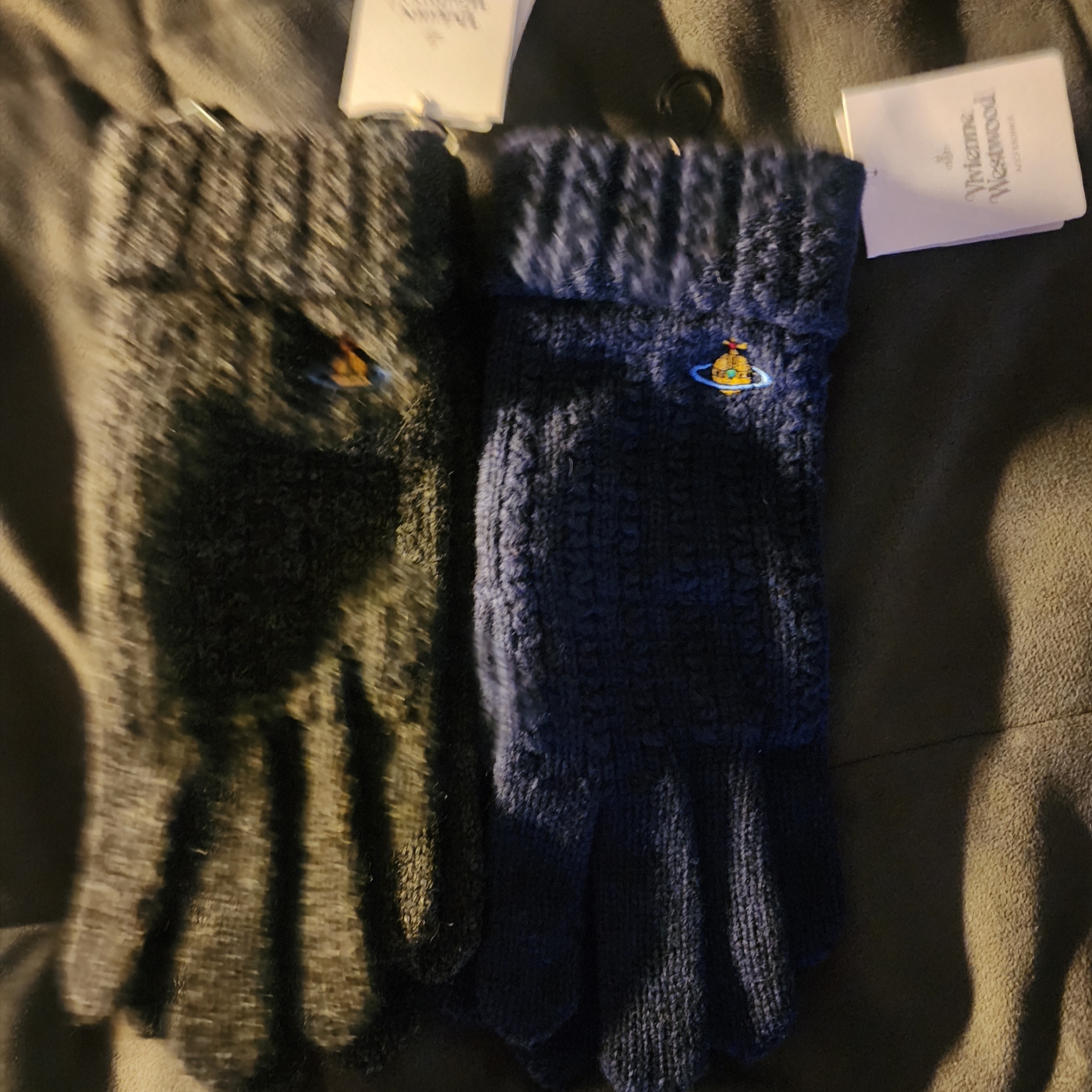 (W) Vivienne Westwood Orb Logo Embroidery Cashmere Wool Gloves Navy, (W) Vivienne Westwood Orb Logo Embroidery Cashmere Wool Gloves Gray 착용 스타일