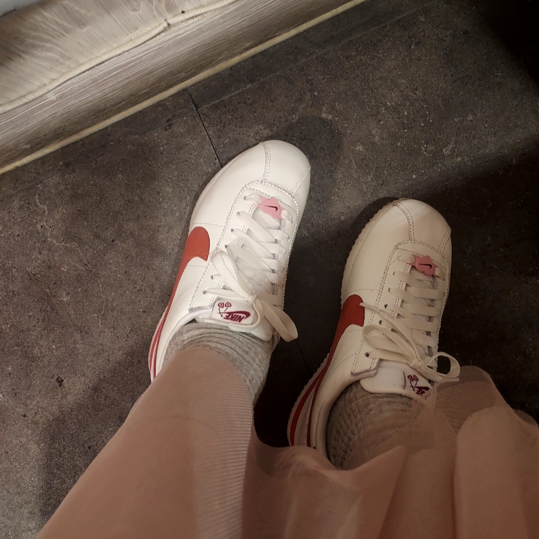 (W) Nike Cortez SE Valentine Day Sail Adobe 착용 스타일