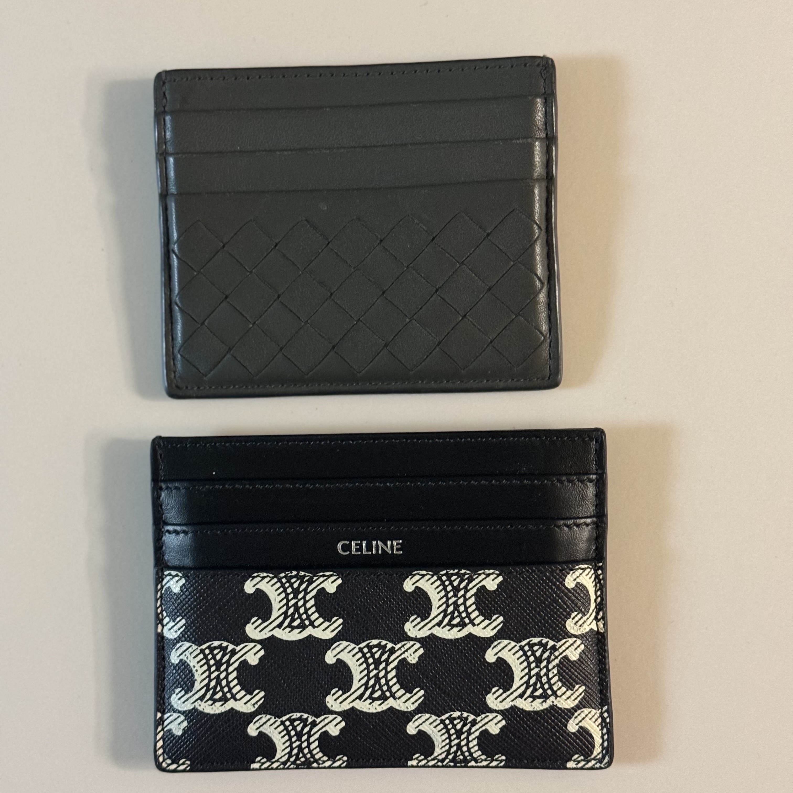 Celine Large Card Holder in Triomphe Canvas Two-Tone Calfskin Black White 착용 스타일 - 2