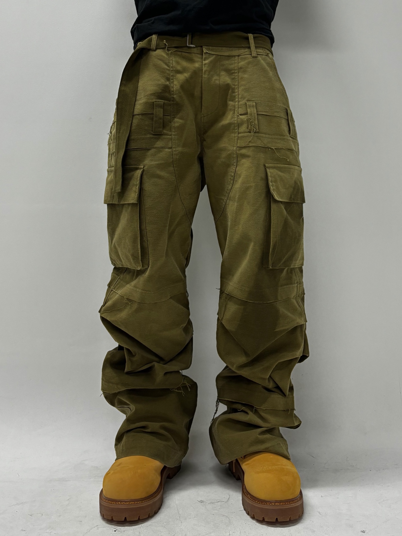Wapworks Moleskin Belted Cargo Pants Olive Khaki 착용 스타일 - 4
