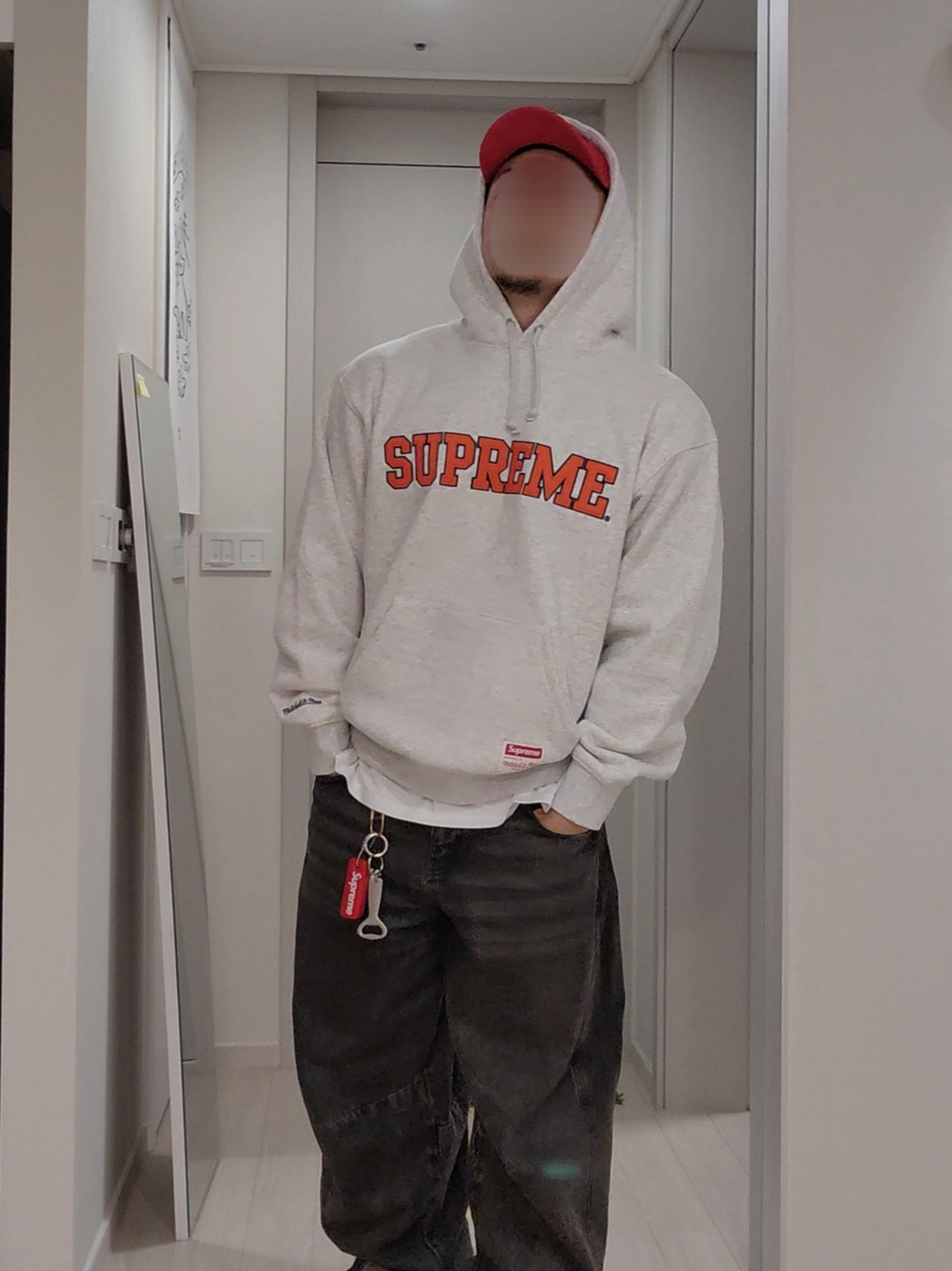 Supreme Mitchell & Ness NCAA Hooded Sweatshirt Ash Grey - 24FW, Supreme Mesh Side Panel Camp Cap Red - 24SS 착용 스타일 - 1