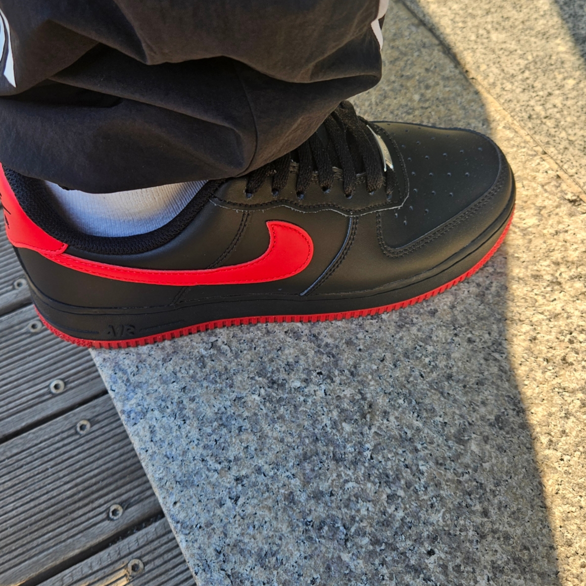 Nike Air Force 1 '07 Black University Red 착용 스타일
