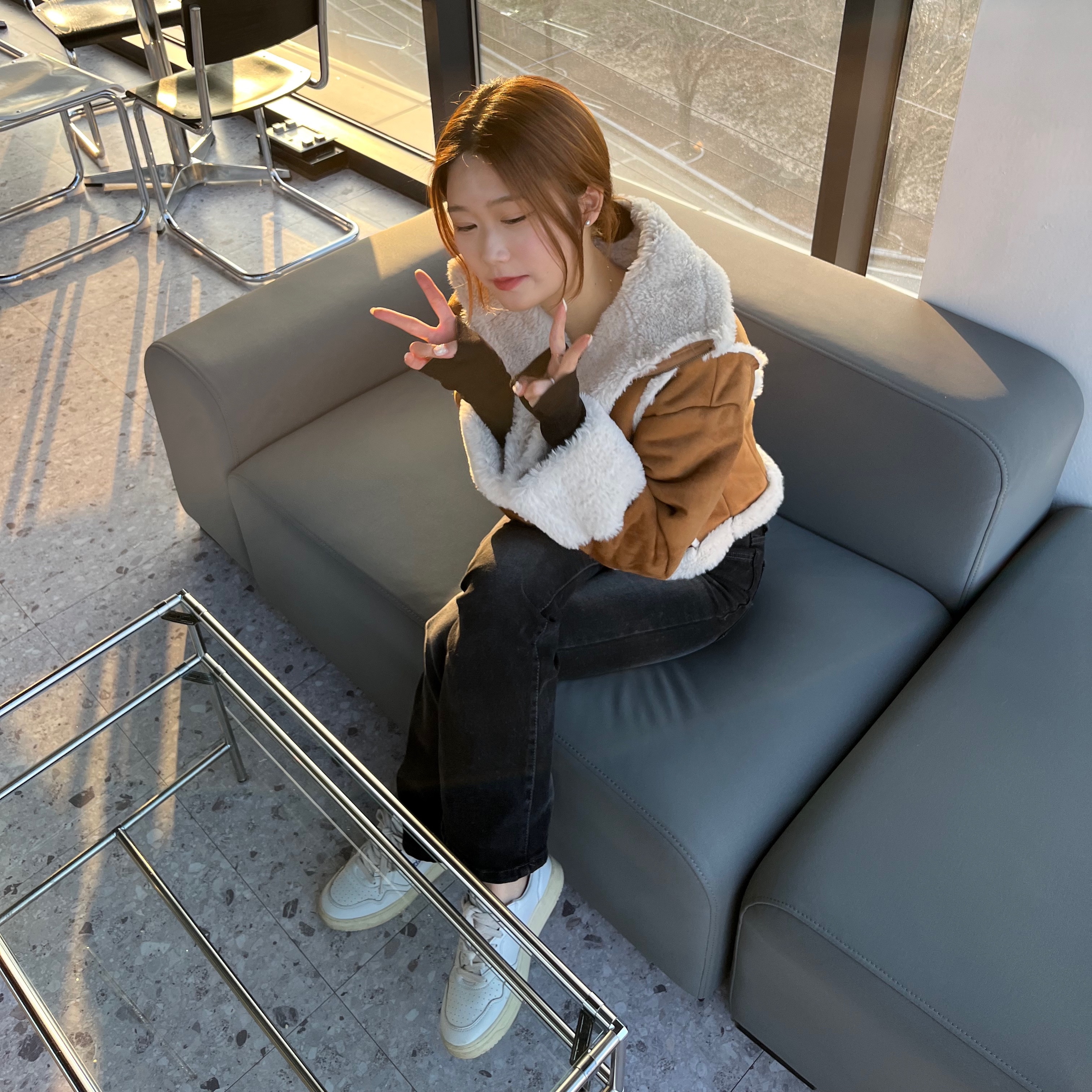 (W) Autry Medalist Low Leather Sneakers White 착용 스타일 - 1