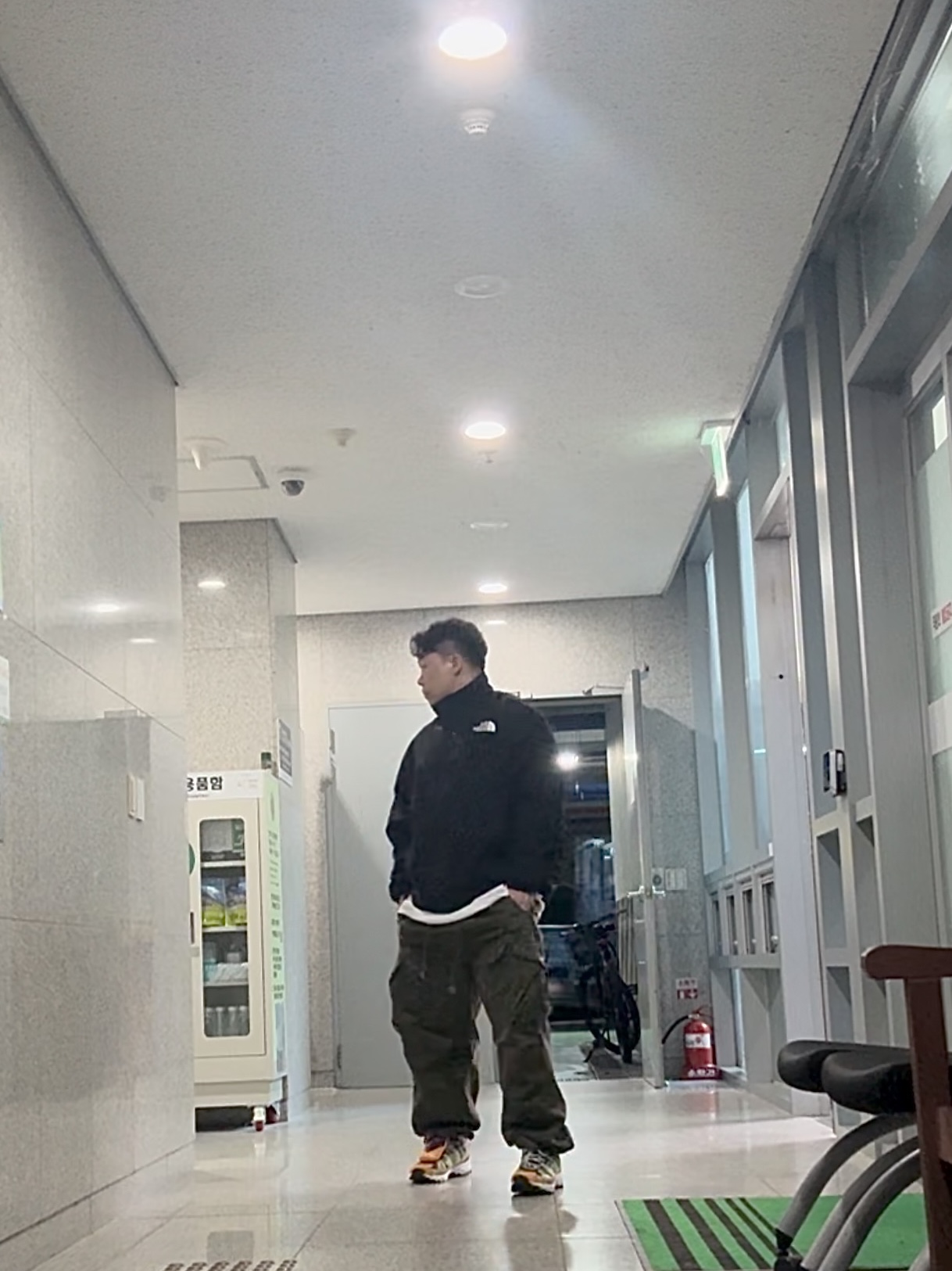 The North Face Denali Wind Jacket Black, Adidas x Sean Wotherspoon Superturf Adventure Jiminy Cricket 착용 스타일 - 1