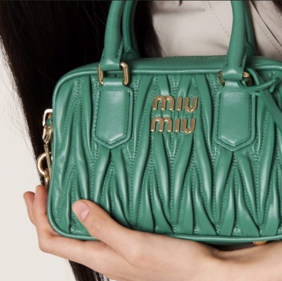 Miu Miu Matelasse Nappa Leather Top Handle Bag Sage Green 착용 스타일 - 3