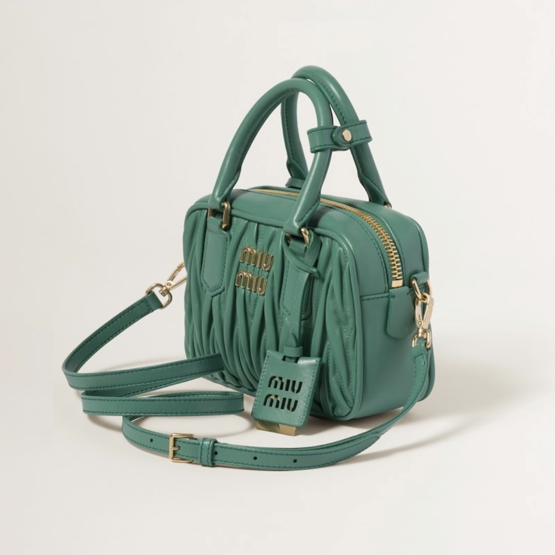 Miu Miu Matelasse Nappa Leather Top Handle Bag Sage Green 착용 스타일 - 4