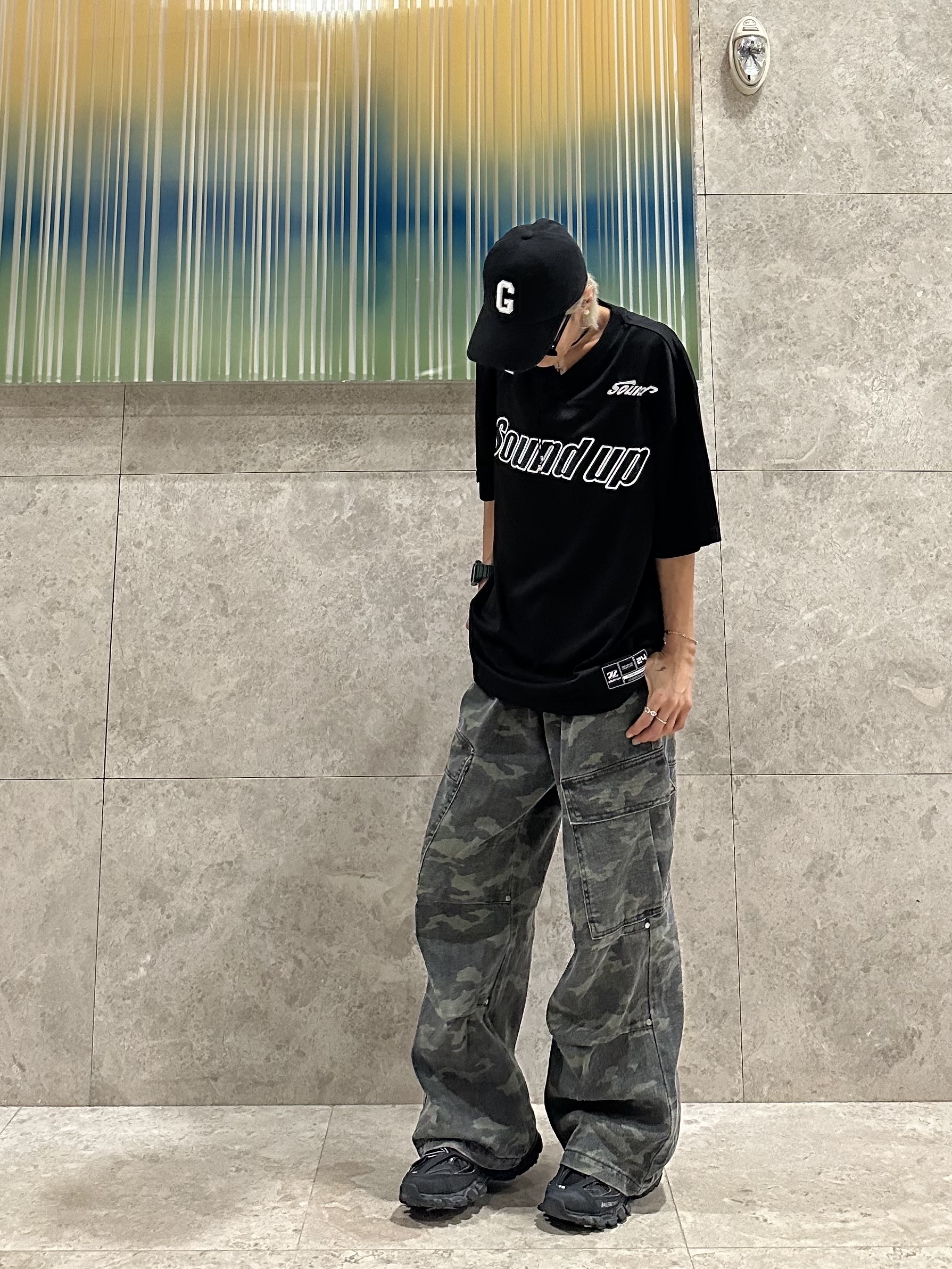 Balenciaga Track Sneakers Triple Black, Prada Re-Nylon and Saffiano Leather Shoulder Bag Black 착용 스타일 - 2