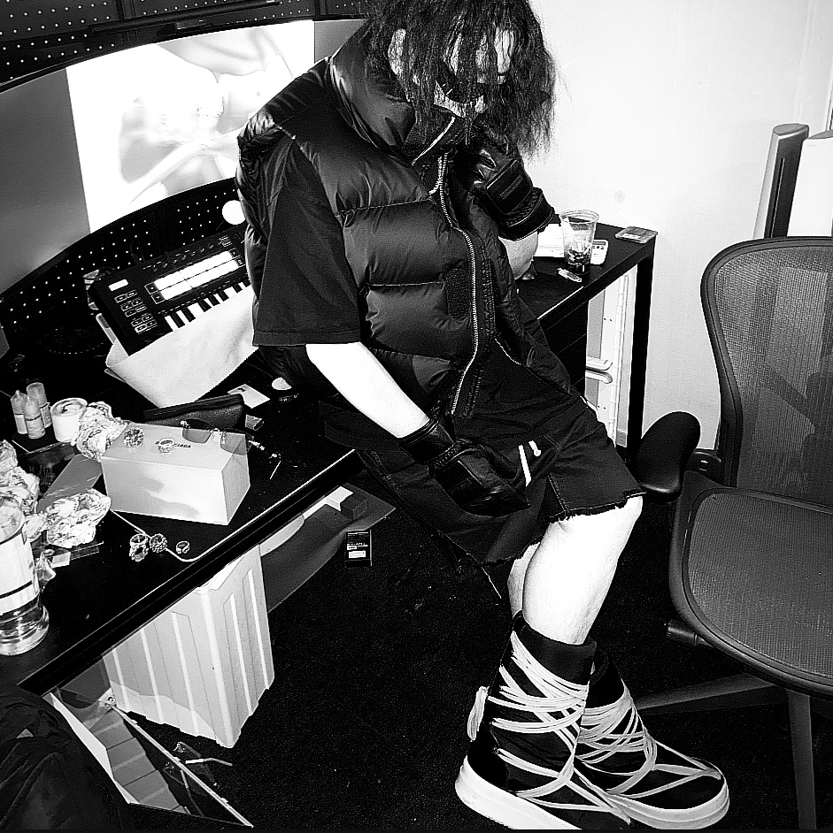 Entire Studios MML Vest Black, Balenciaga LED Frame Sunglasses Black 착용 스타일
